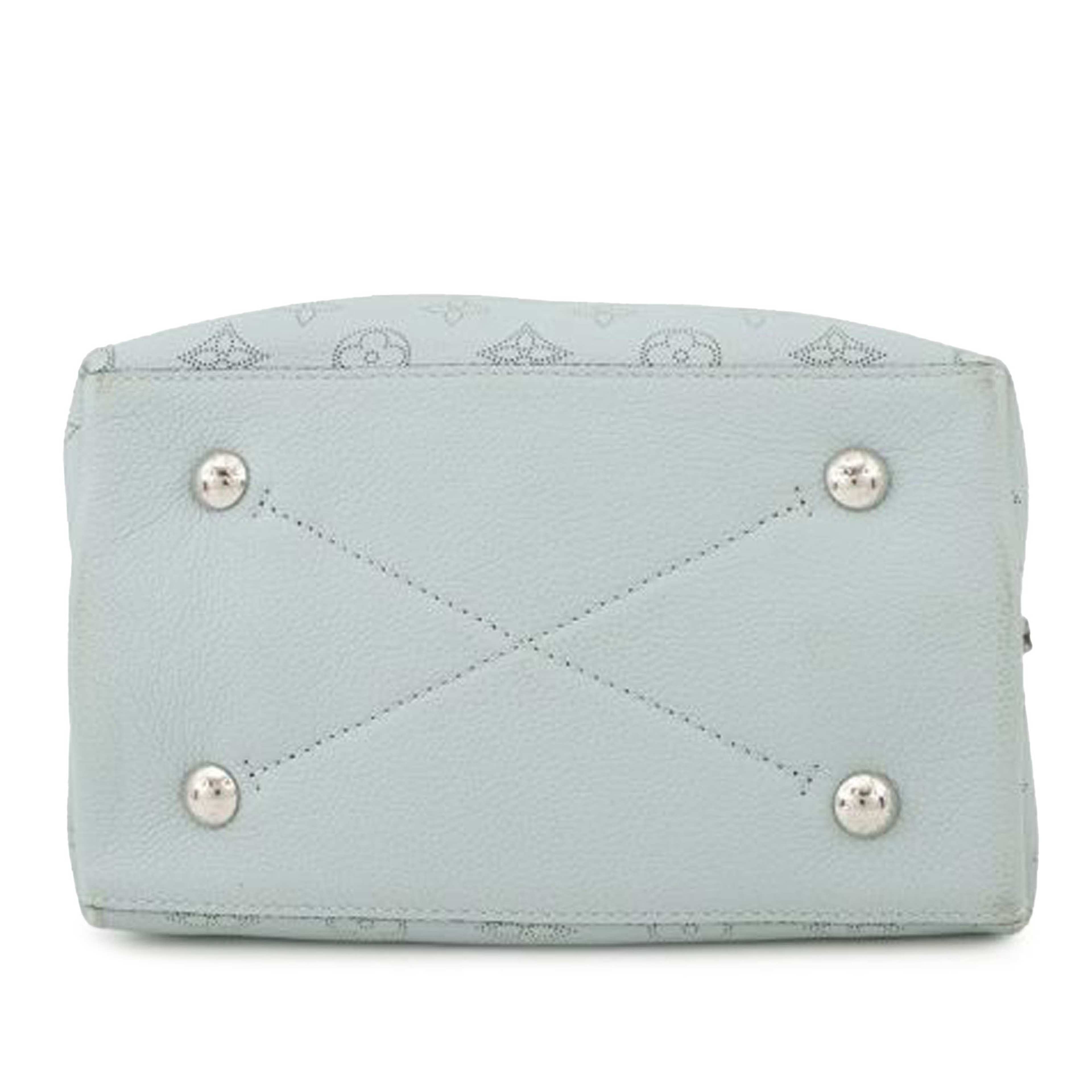 Louis Vuitton Monogram Mahina Muria, från Luxclusif, i färgen light blue. Klicka för att öppna bilden i stort format