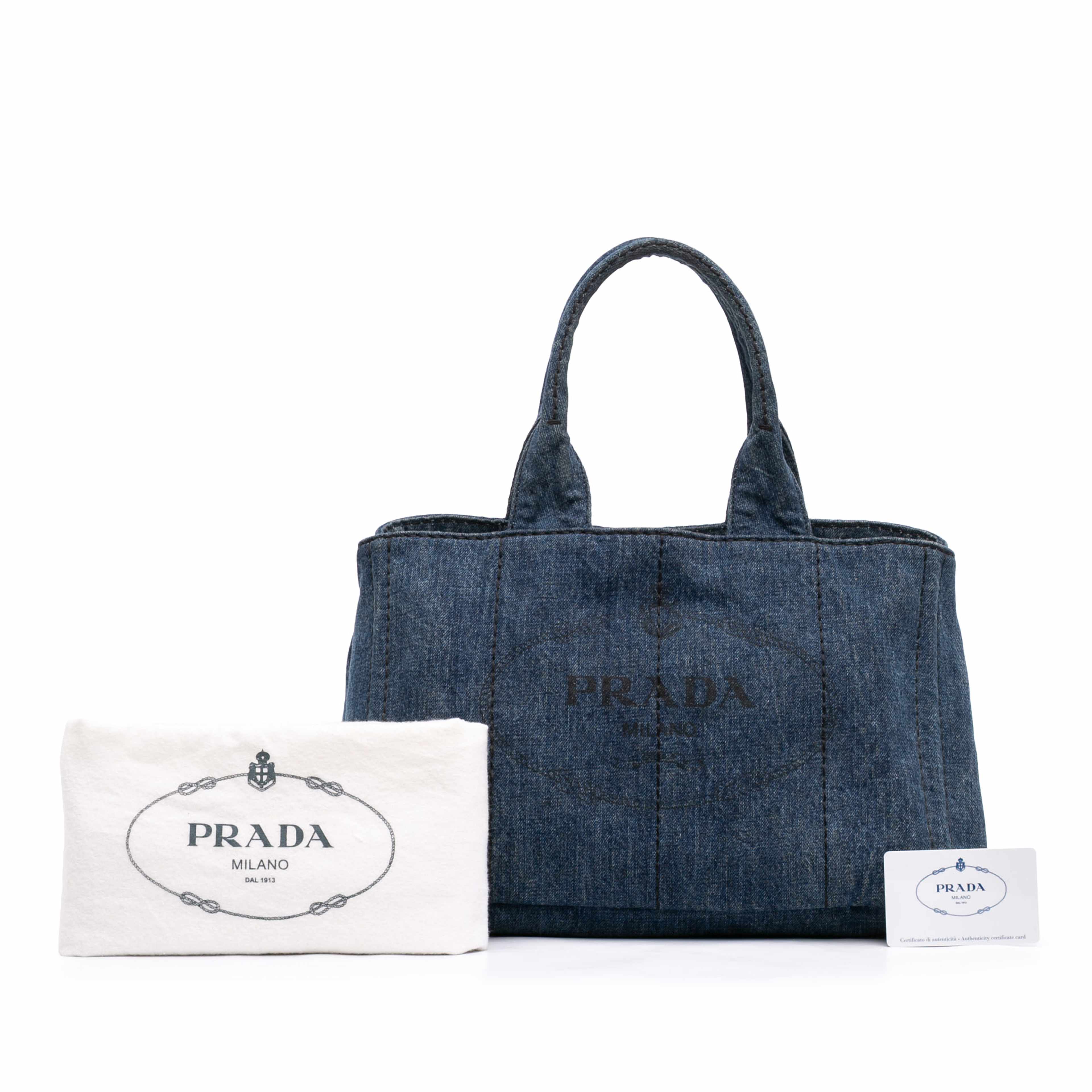 Prada Denim Canapa Logo Tote, från Luxclusif, i färgen blå. Klicka för att öppna bilden i stort format