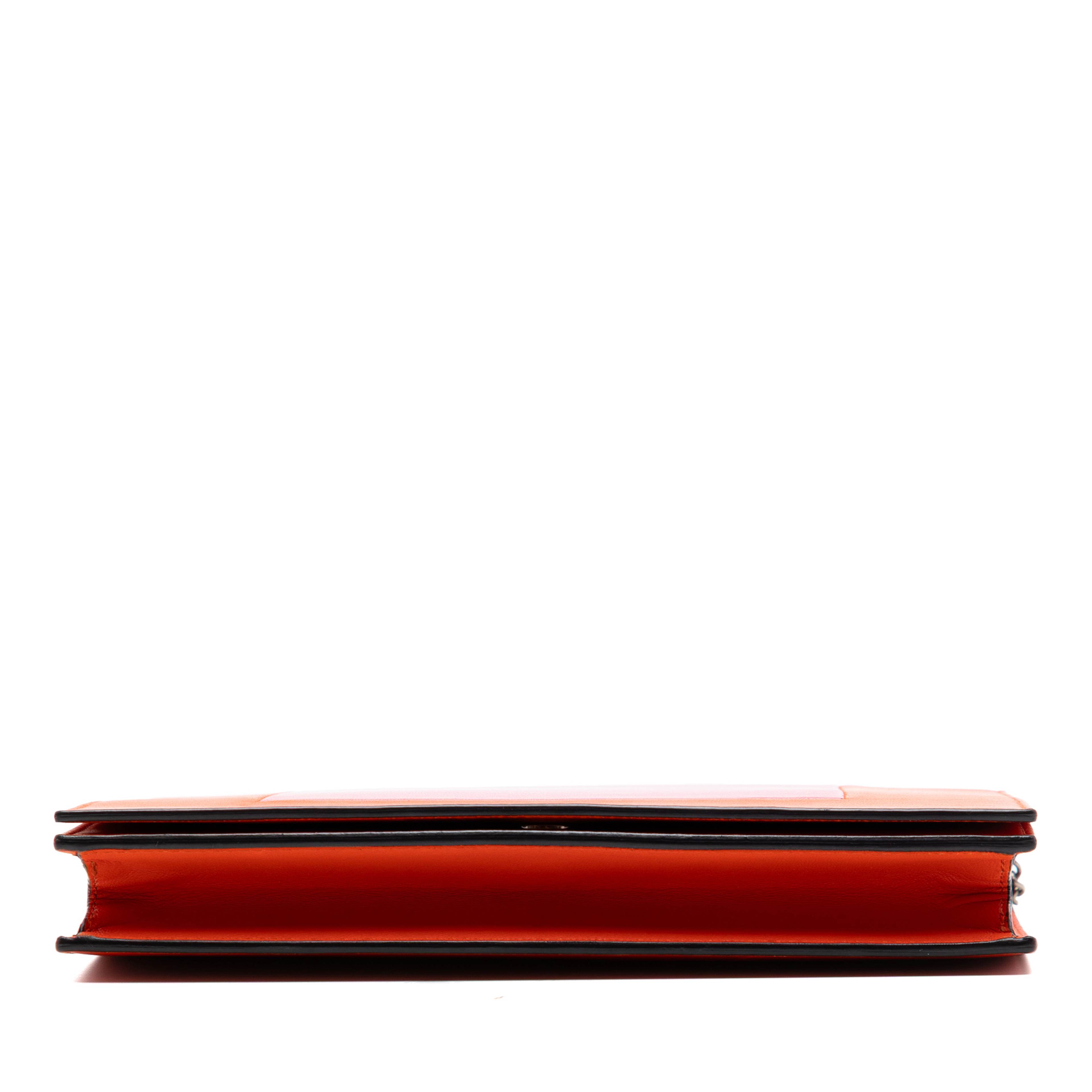 Celine Leather Frame Wallet On Chain, från Luxclusif, i färgen dark orange. Klicka för att öppna bilden i stort format