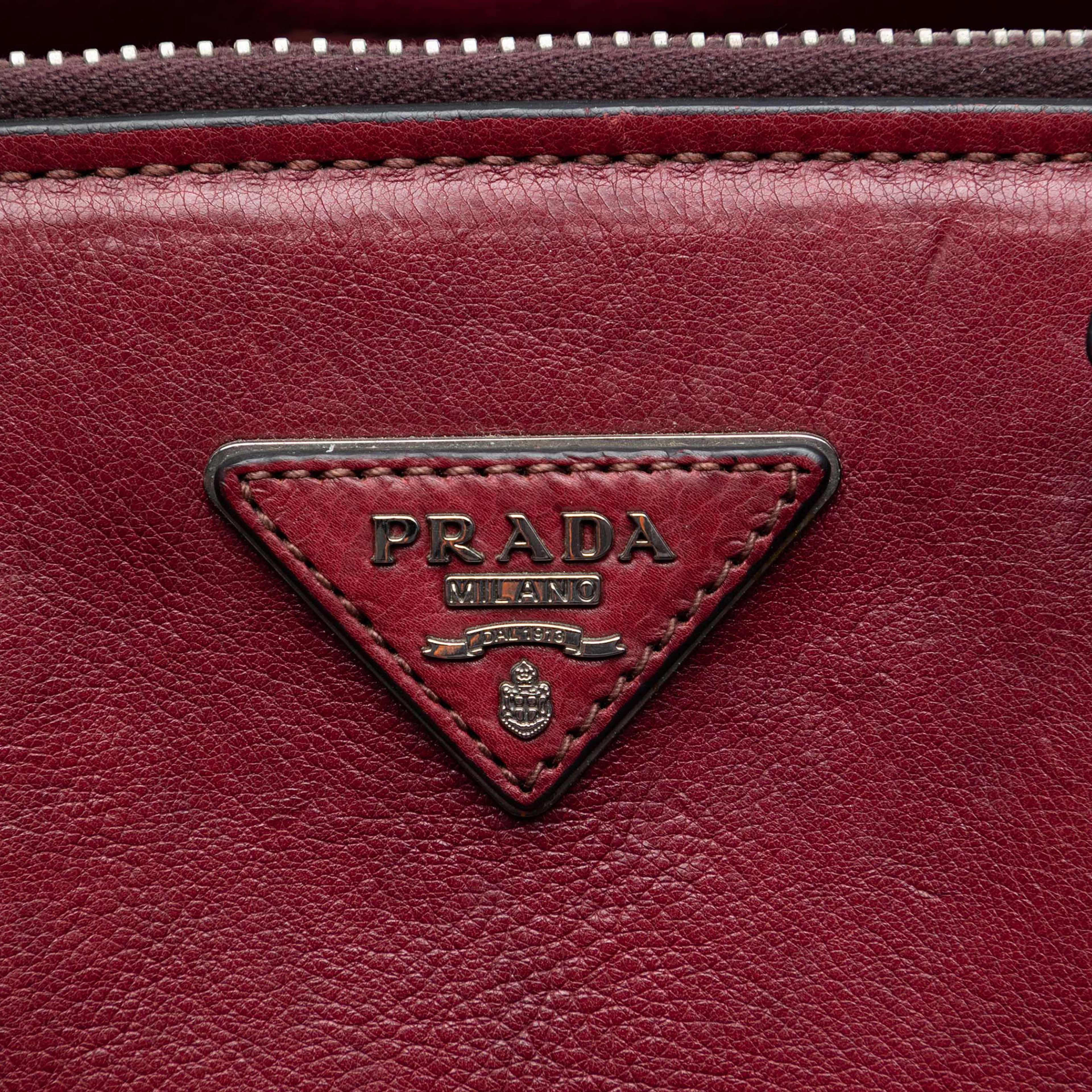 Prada Glace Calf Twin Pocket Satchel, från Luxclusif, i färgen dark red. Klicka för att öppna bilden i stort format