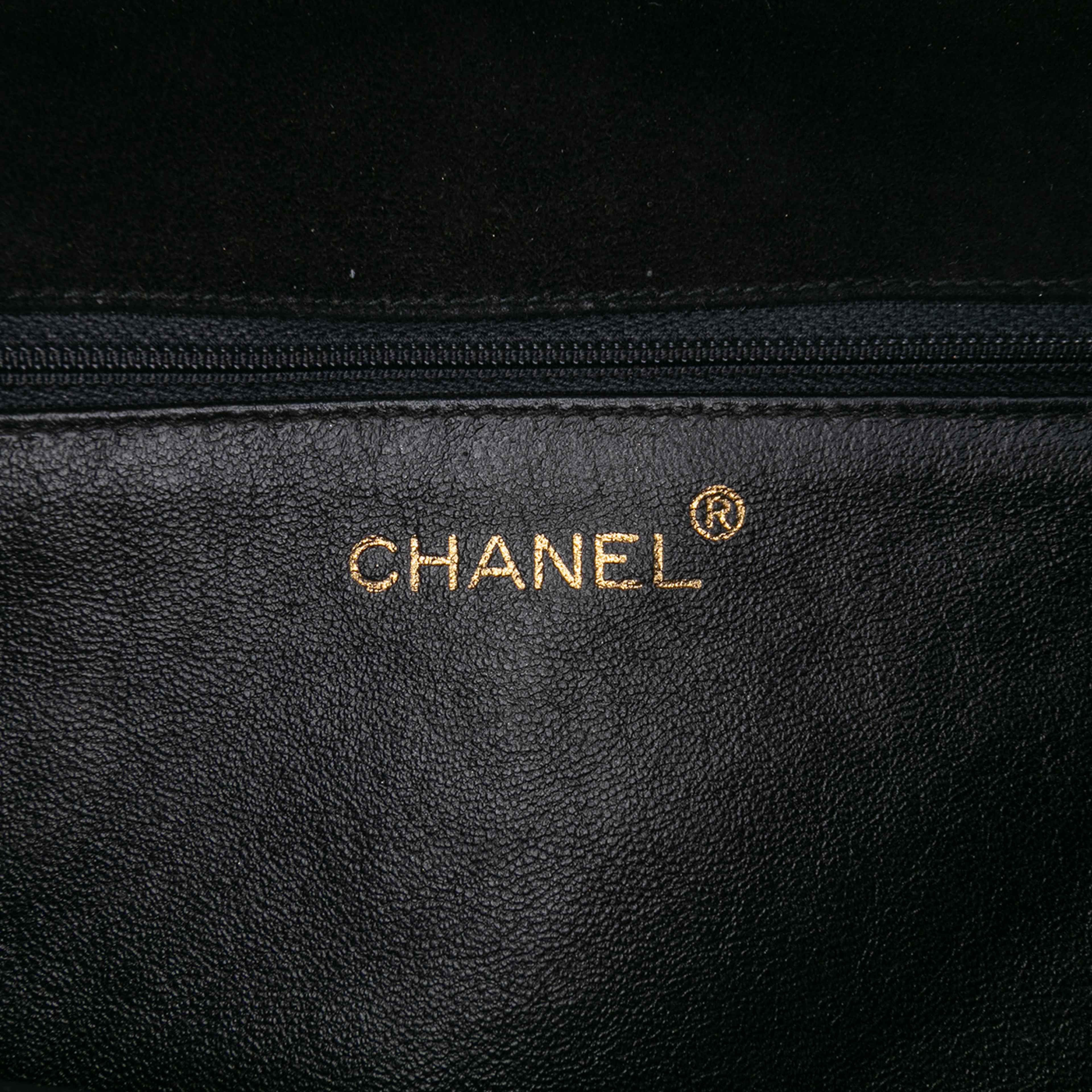 Chanel Quilted Suede Tassel Flap, från Luxclusif, i färgen black. Klicka för att öppna bilden i stort format