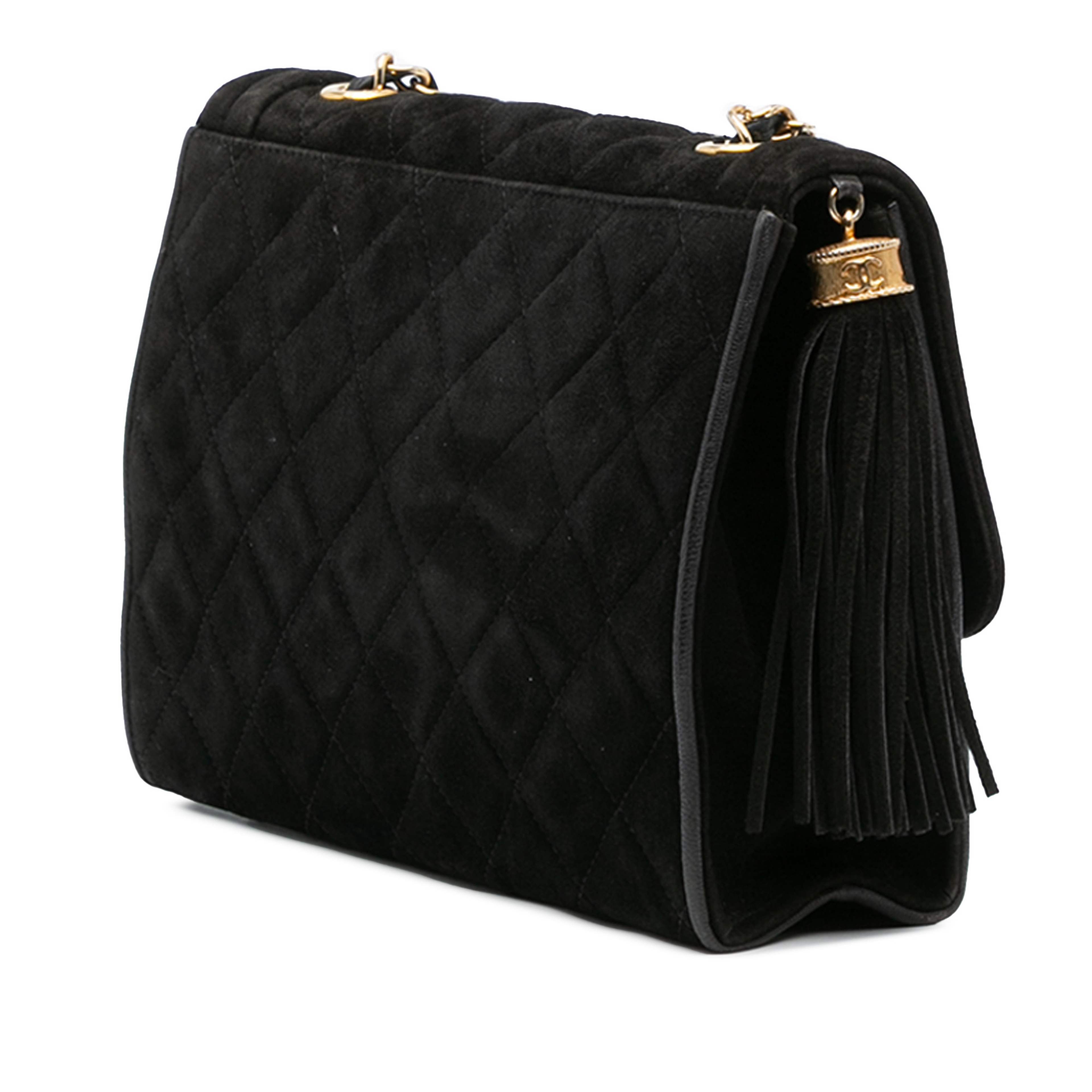 Chanel Quilted Suede Tassel Flap, från Luxclusif, i färgen black. Klicka för att öppna bilden i stort format