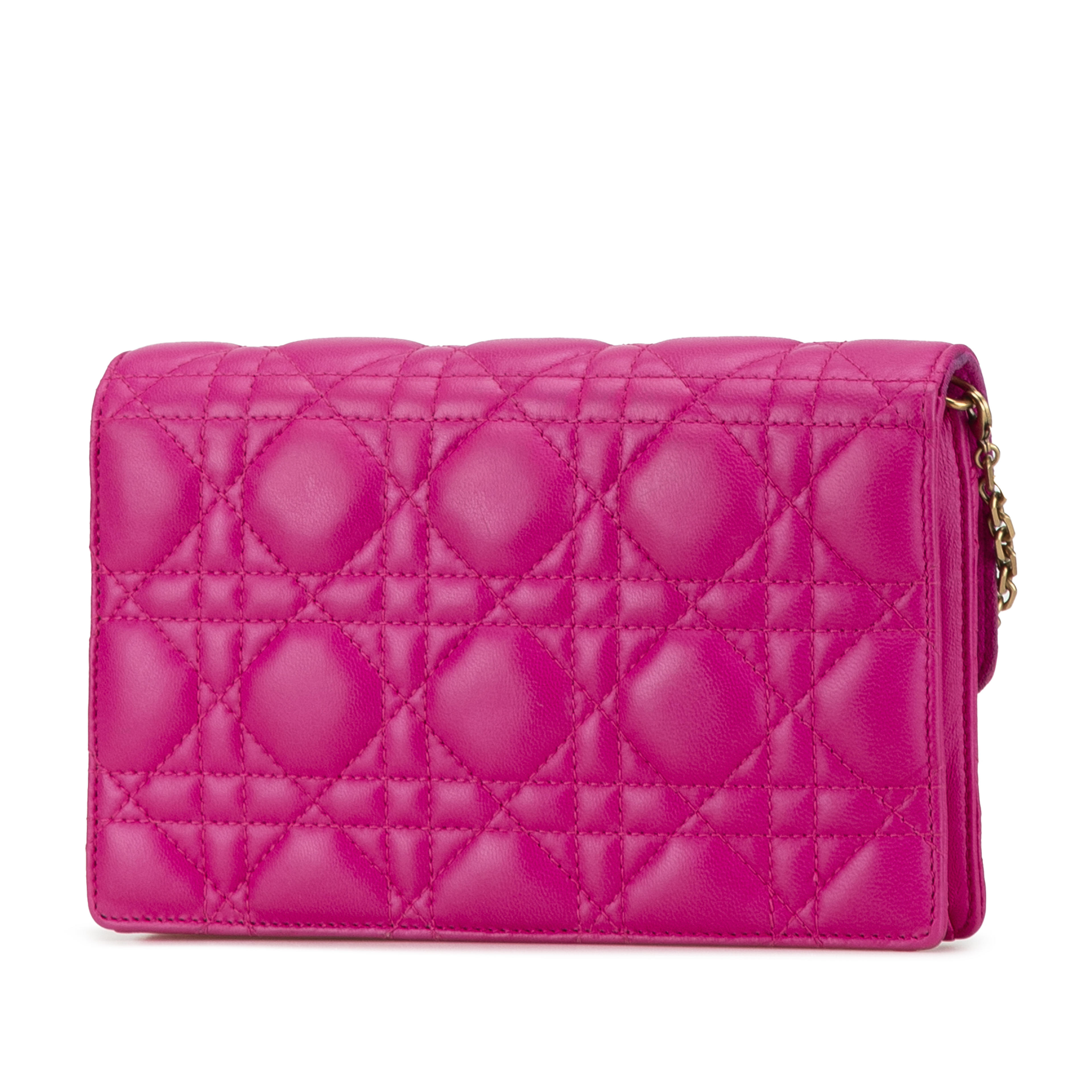 Dior Lambskin Cannage Dioraddict Wallet On Chain, från Luxclusif, i färgen hot pink.