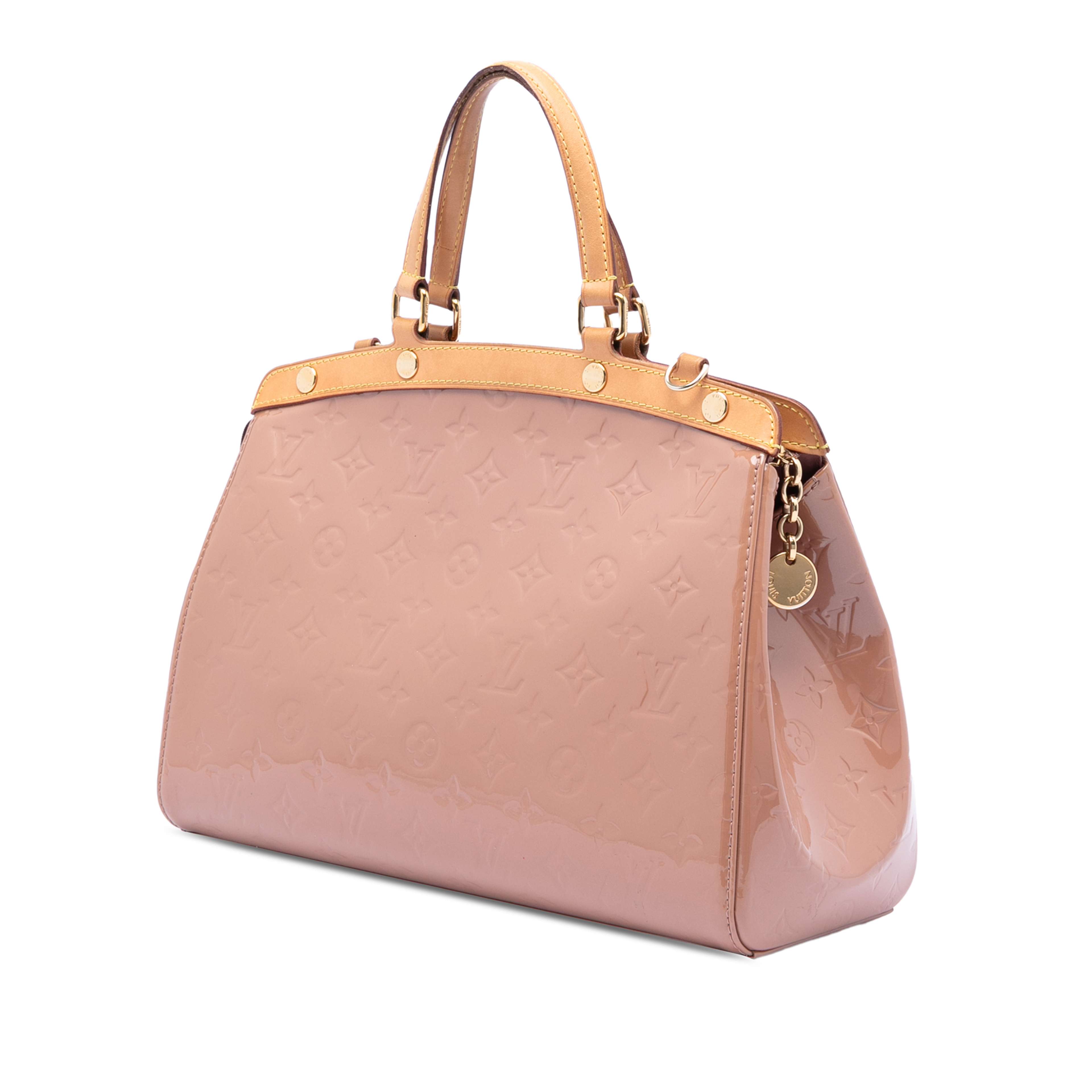 Louis Vuitton Monogram Vernis Brea Mm, från Luxclusif, i färgen nude. Klicka för att öppna bilden i stort format