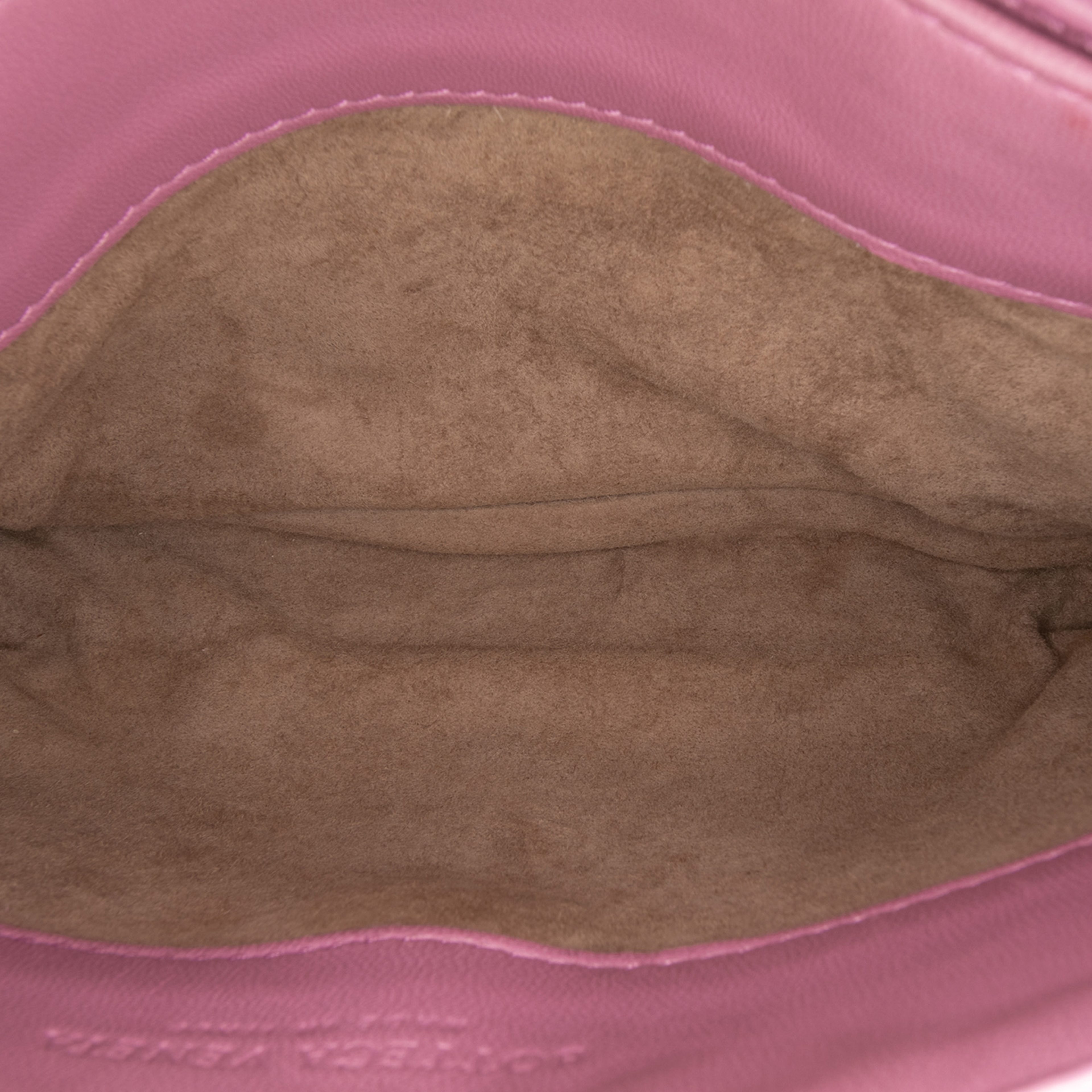 Bottega Veneta Baby Nappa Intrecciato Olimpia Crossbody, från Luxclusif, i färgen pink. Klicka för att öppna bilden i stort format