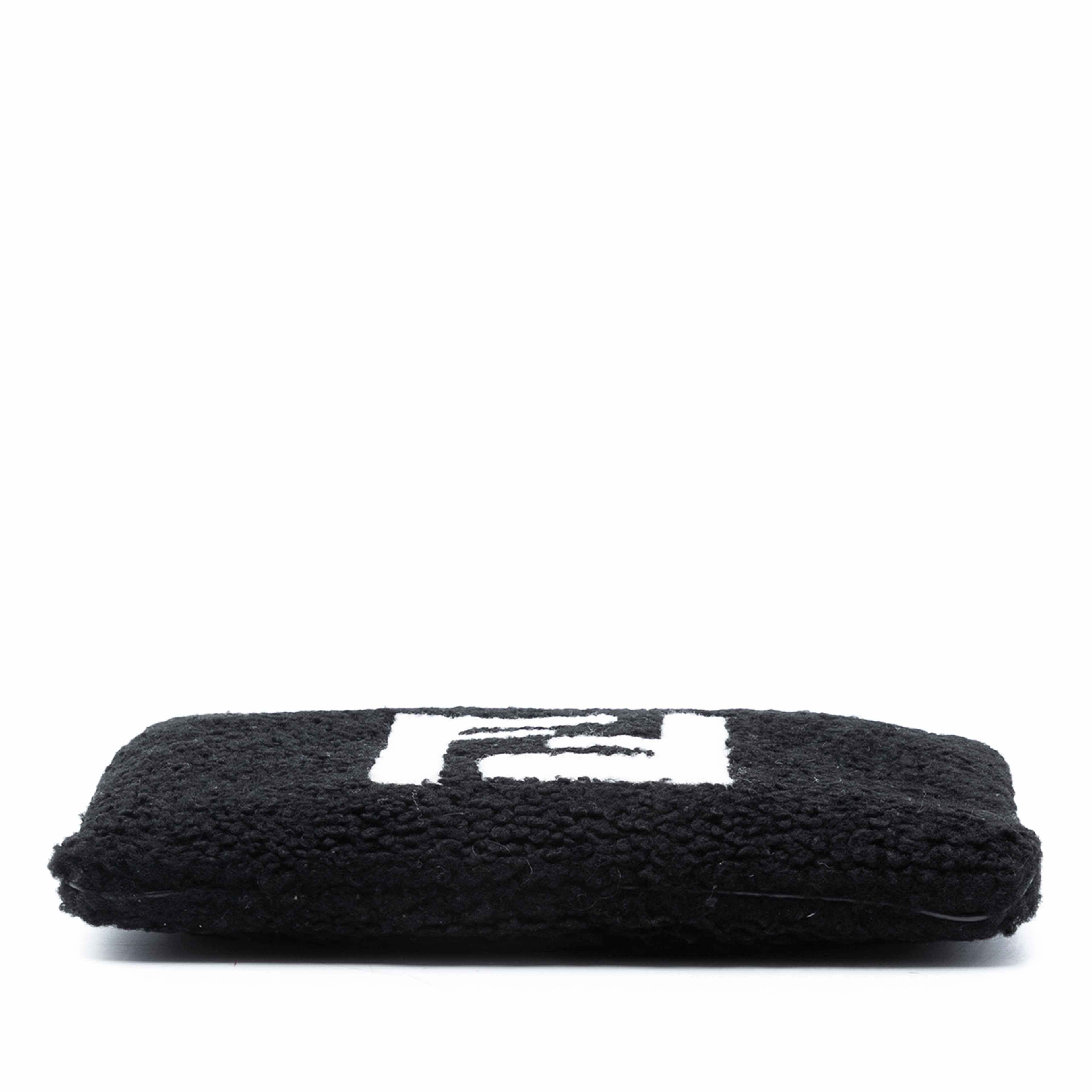 Fendi Shearling Ff Flat Pouch, från Luxclusif, i färgen svart. Klicka för att öppna bilden i stort format