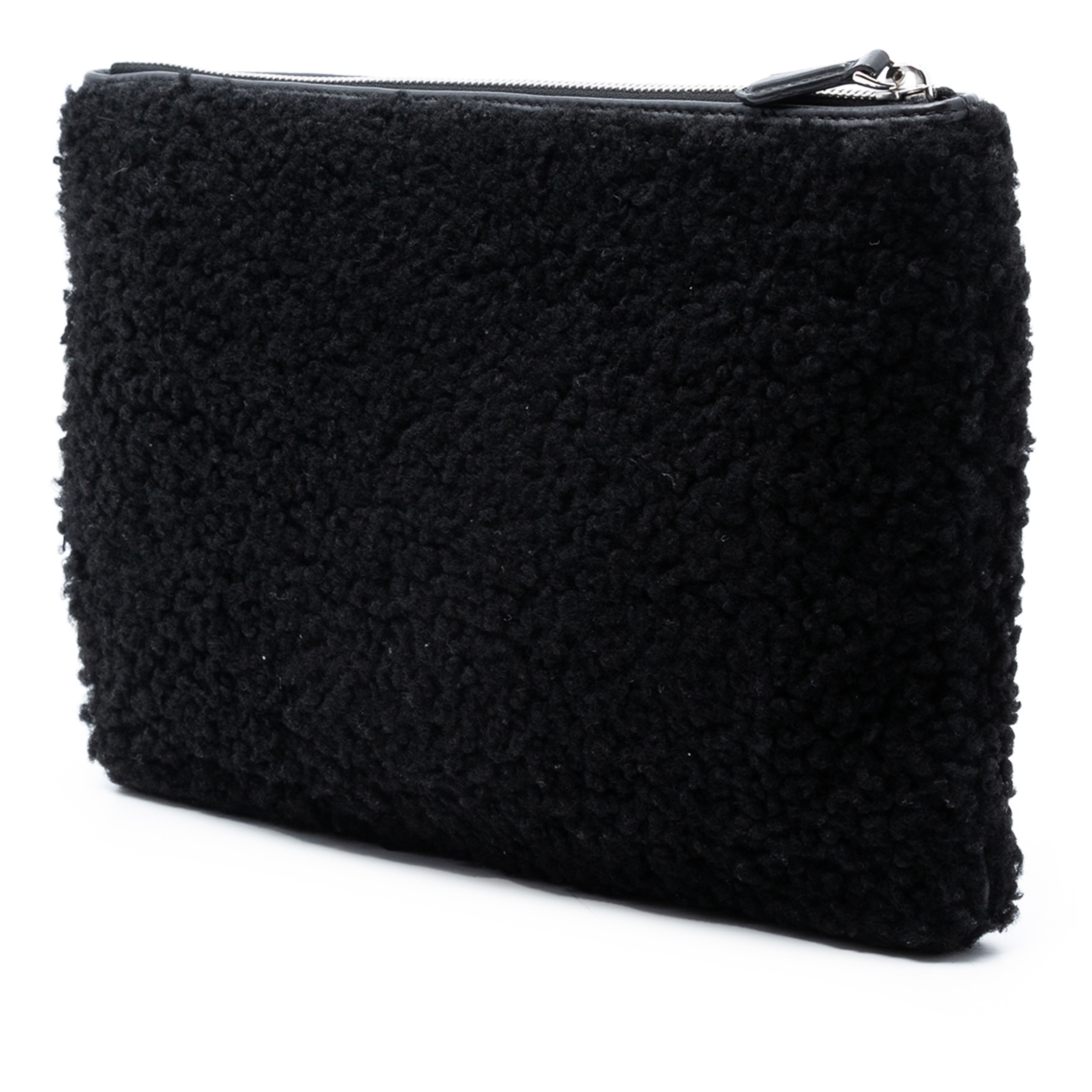 Fendi Shearling Ff Flat Pouch, från Luxclusif, i färgen black. Klicka för att öppna bilden i stort format