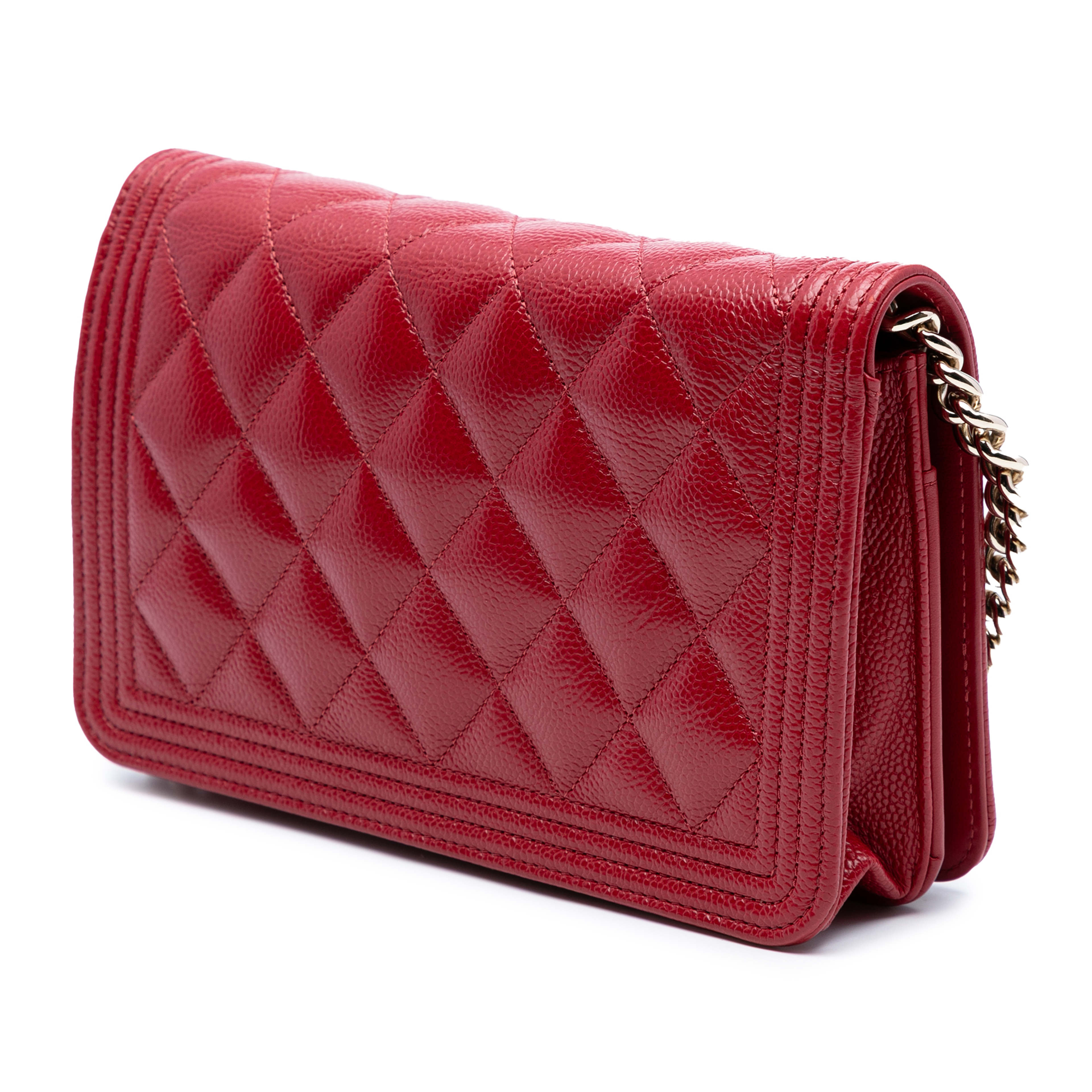 Chanel Quilted Caviar Boy Wallet On Chain, från Luxclusif, i färgen red. Klicka för att öppna bilden i stort format