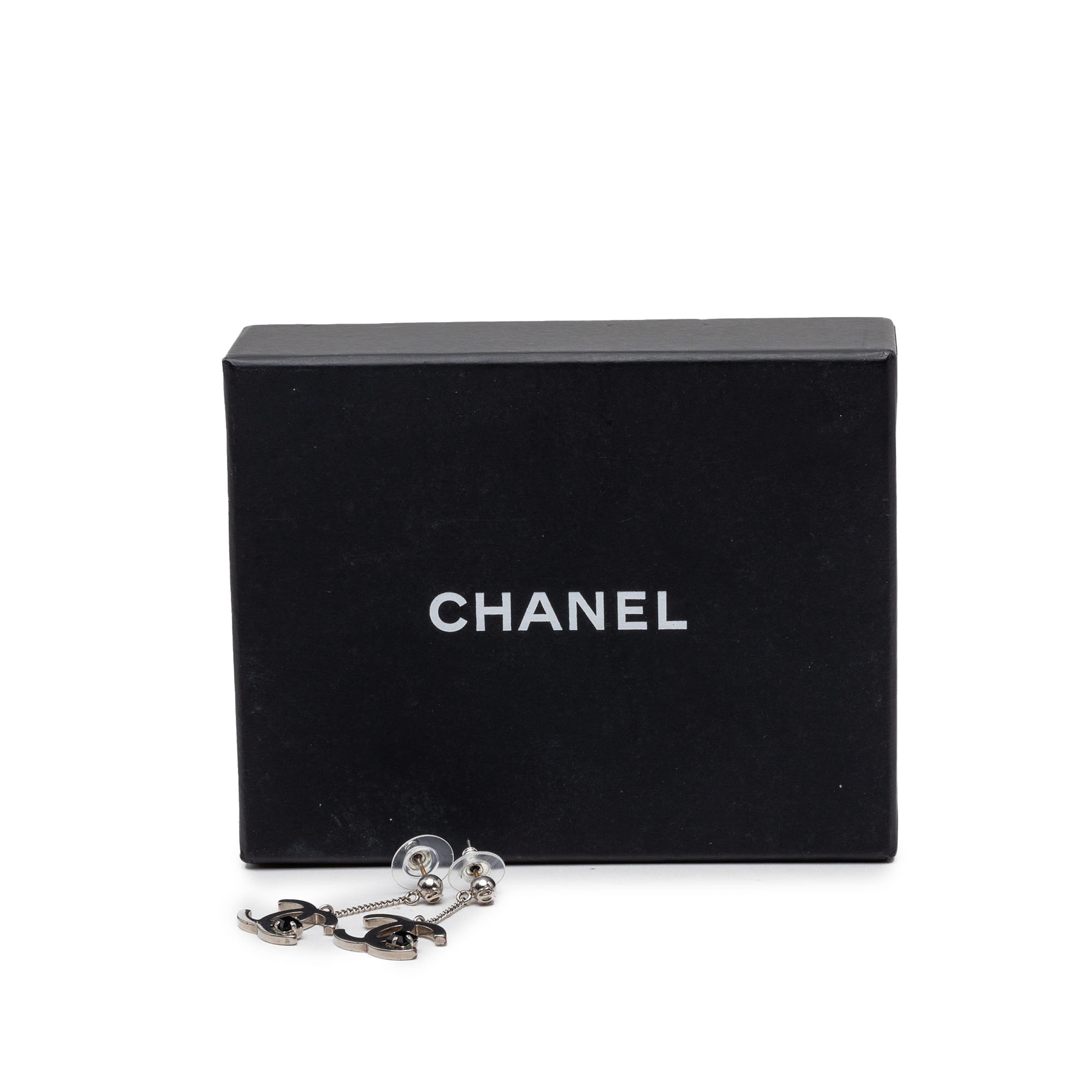 Chanel Cc Brass Strass Dangle Push Back Earrings, från Luxclusif, i färgen silver. Klicka för att öppna bilden i stort format