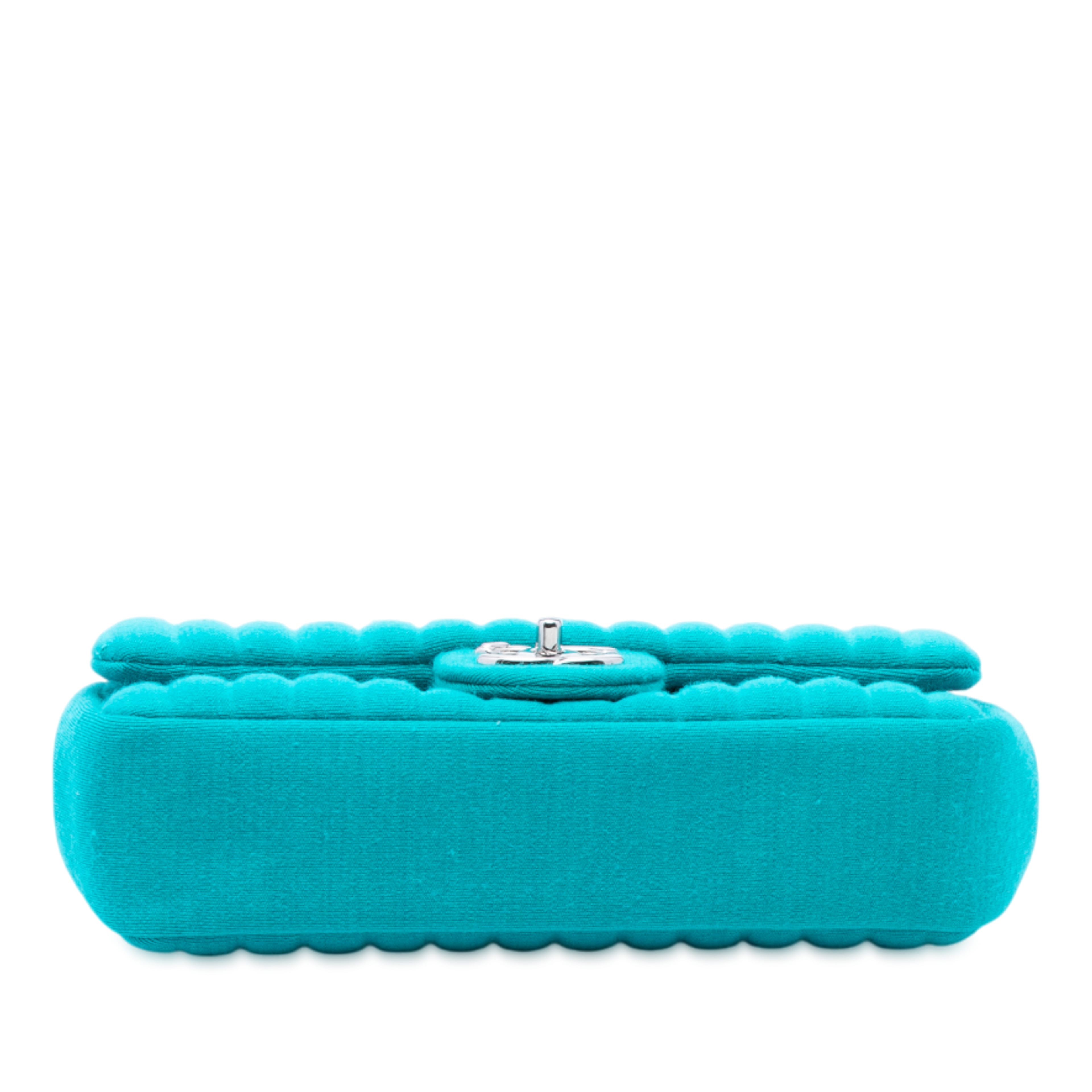 Chanel Mini Vertical Quilted Jersey Single Flap, från Luxclusif, i färgen peacock. Klicka för att öppna bilden i stort format