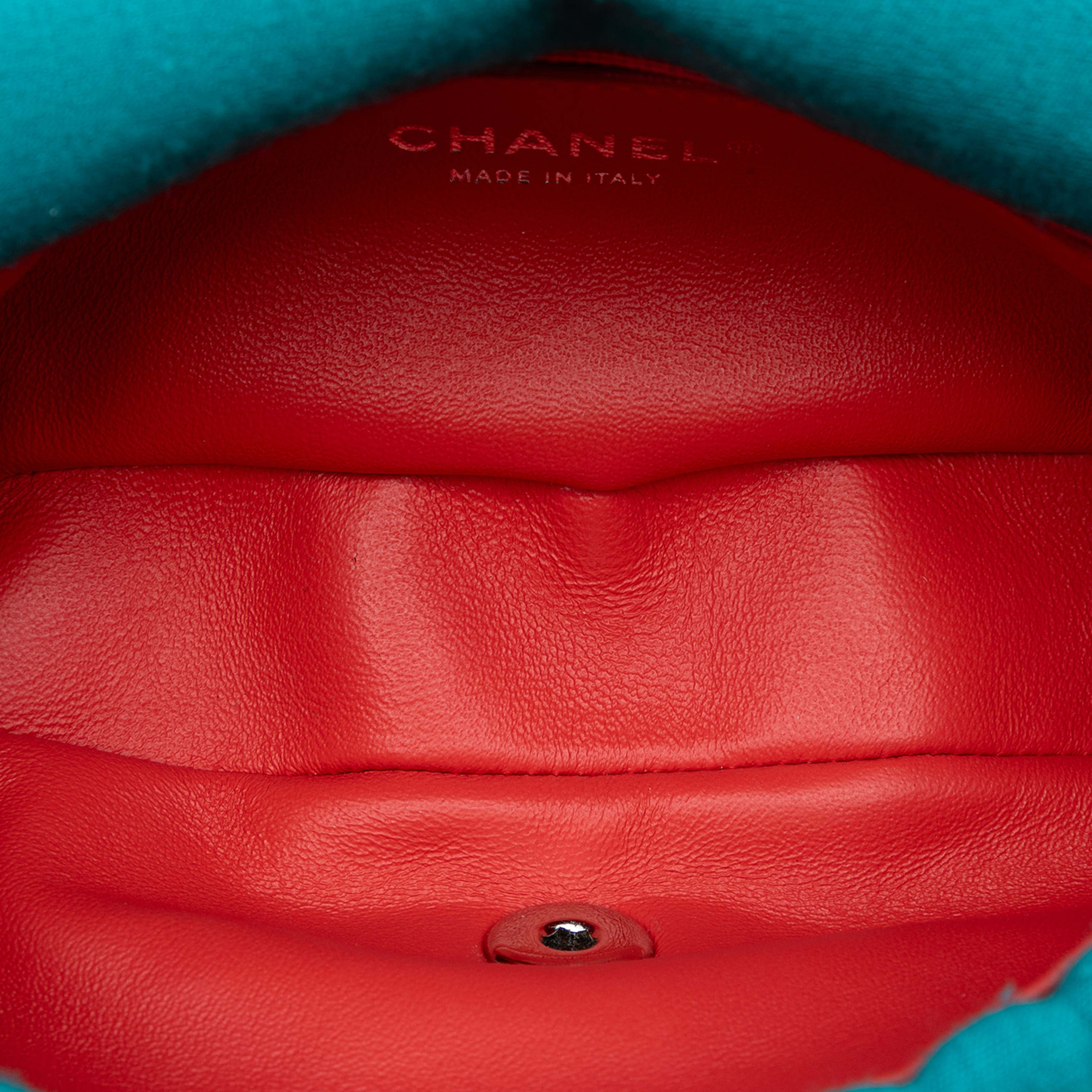 Chanel Mini Vertical Quilted Jersey Single Flap, från Luxclusif, i färgen peacock. Klicka för att öppna bilden i stort format