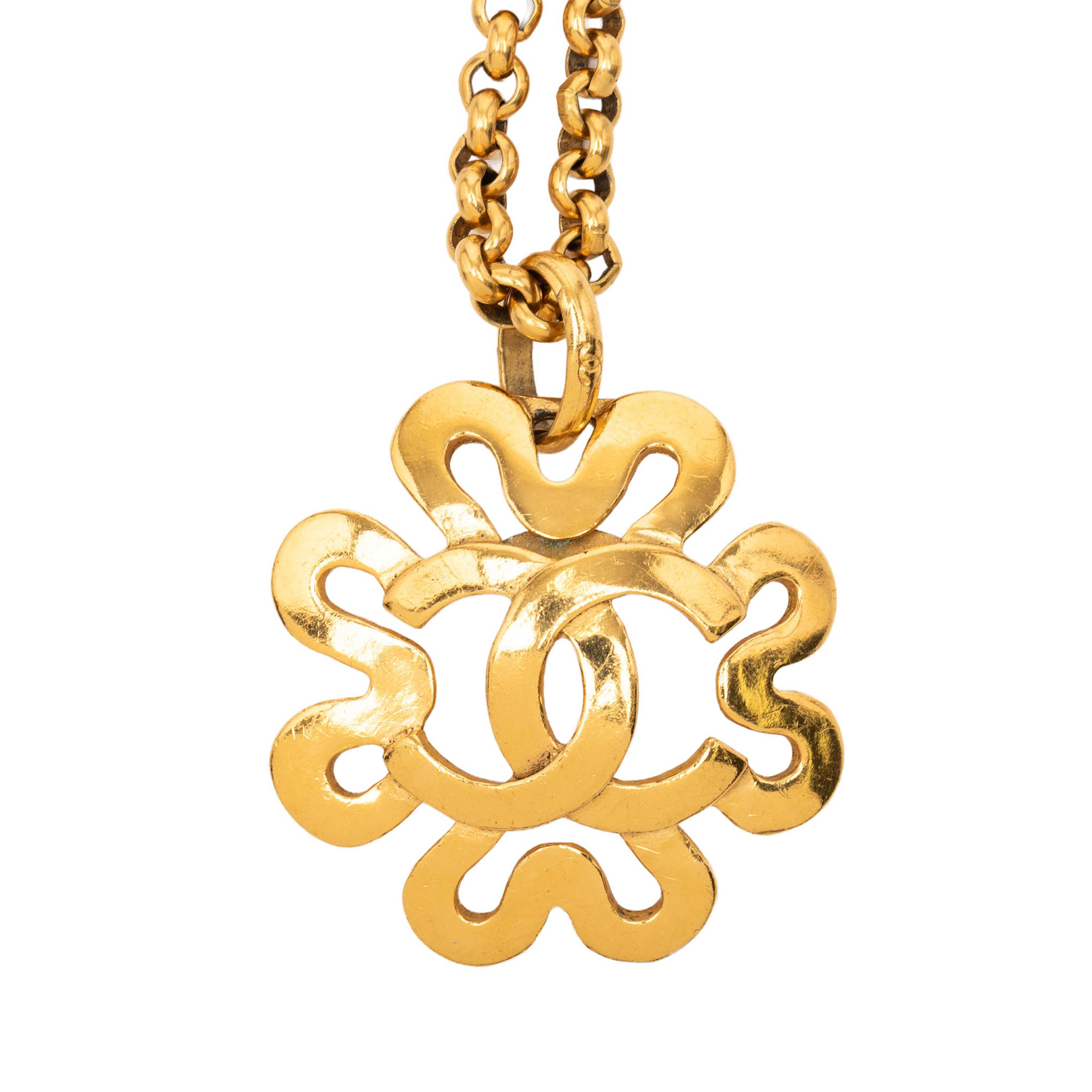 Chanel Gold Plated Cc Clover Chain Pendant Necklace, från Luxclusif, i färgen guld. Klicka för att öppna bilden i stort format