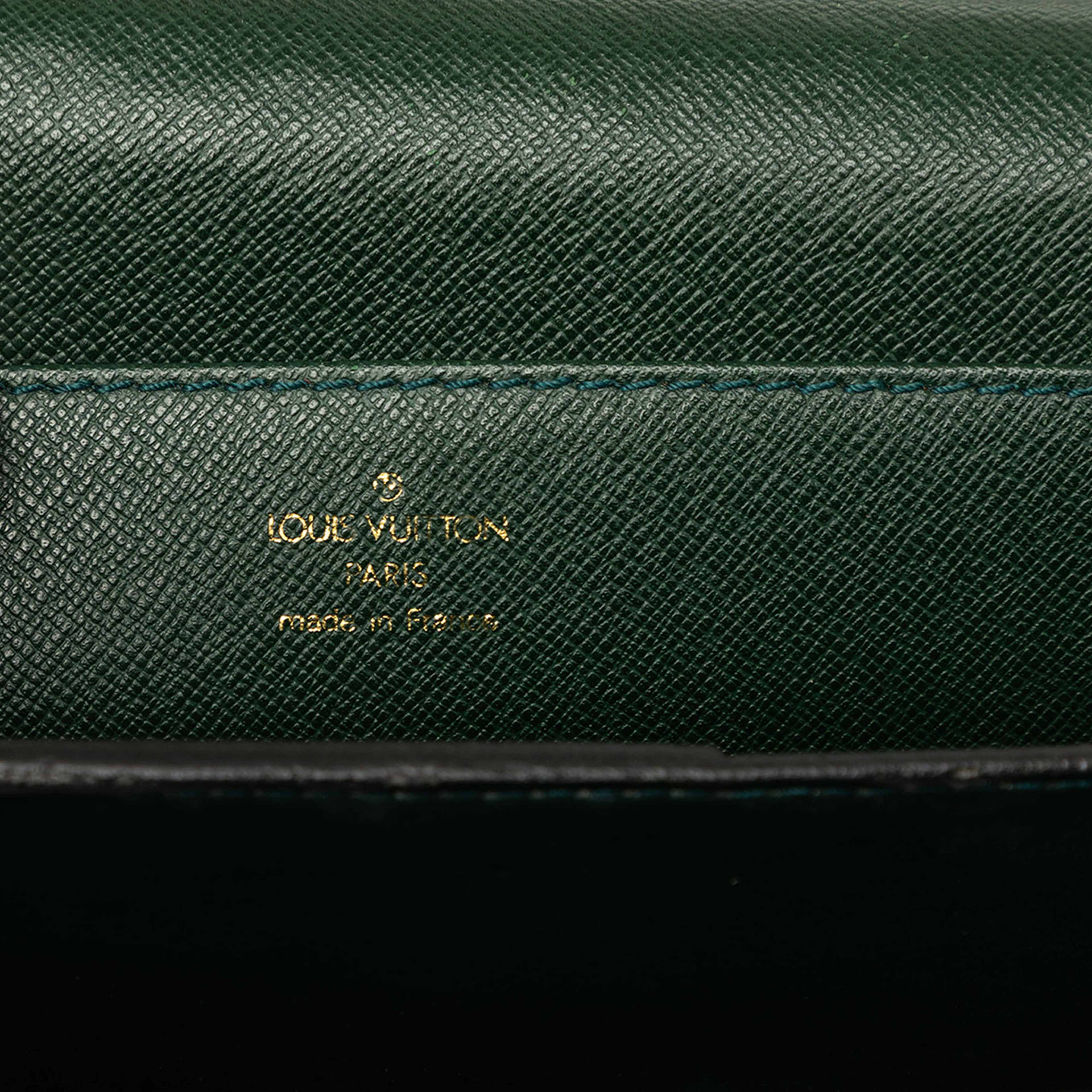 Louis Vuitton Taiga Moskova Briefcase, från Luxclusif, i färgen grön. Klicka för att öppna bilden i stort format