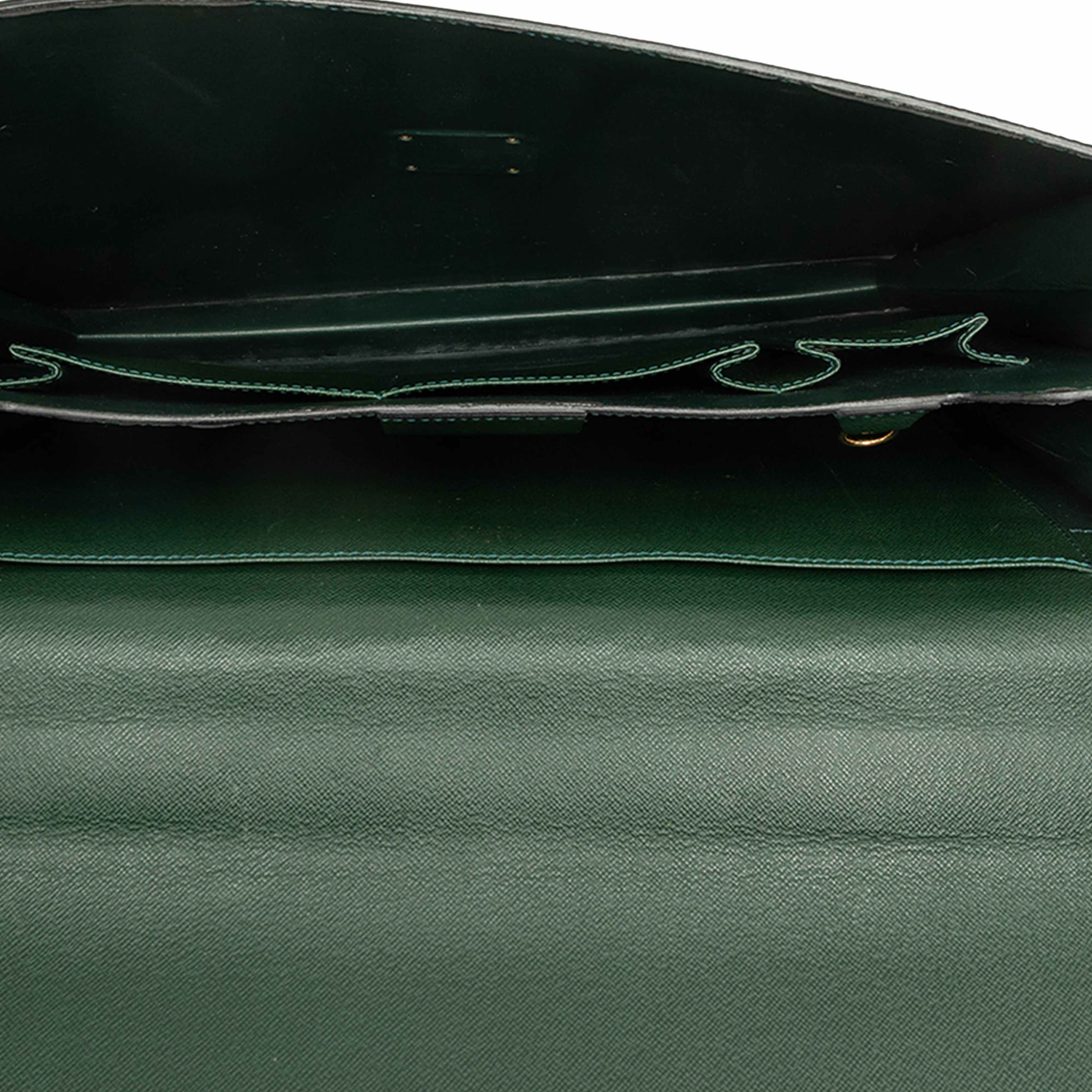 Louis Vuitton Taiga Moskova Briefcase, från Luxclusif, i färgen grön. Klicka för att öppna bilden i stort format