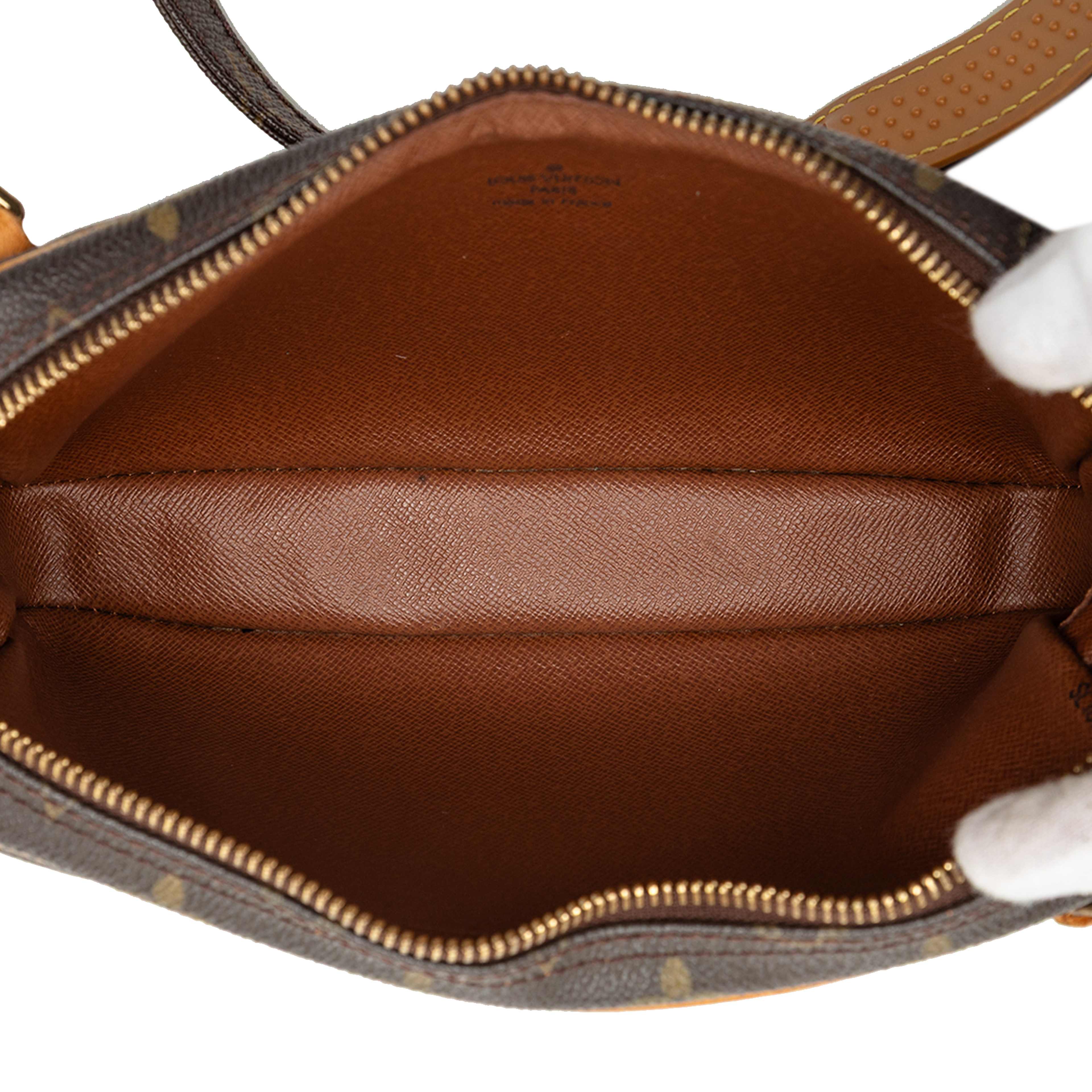 Louis Vuitton Monogram Pochette Marly Bandouliere, från Luxclusif, i färgen brown. Klicka för att öppna bilden i stort format