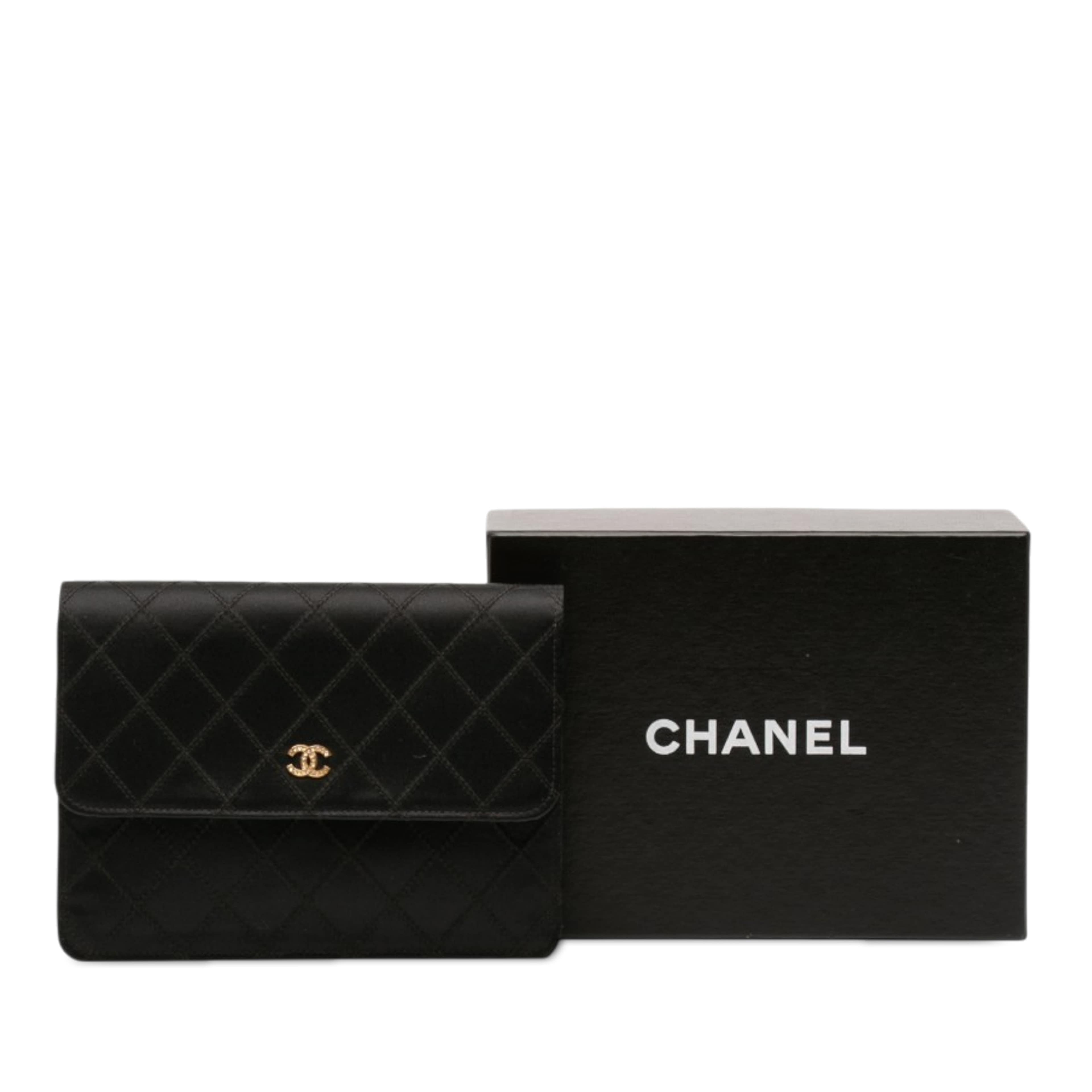 Chanel Cc Satin Diamond Stitch Clutch, från Luxclusif, i färgen svart. Klicka för att öppna bilden i stort format