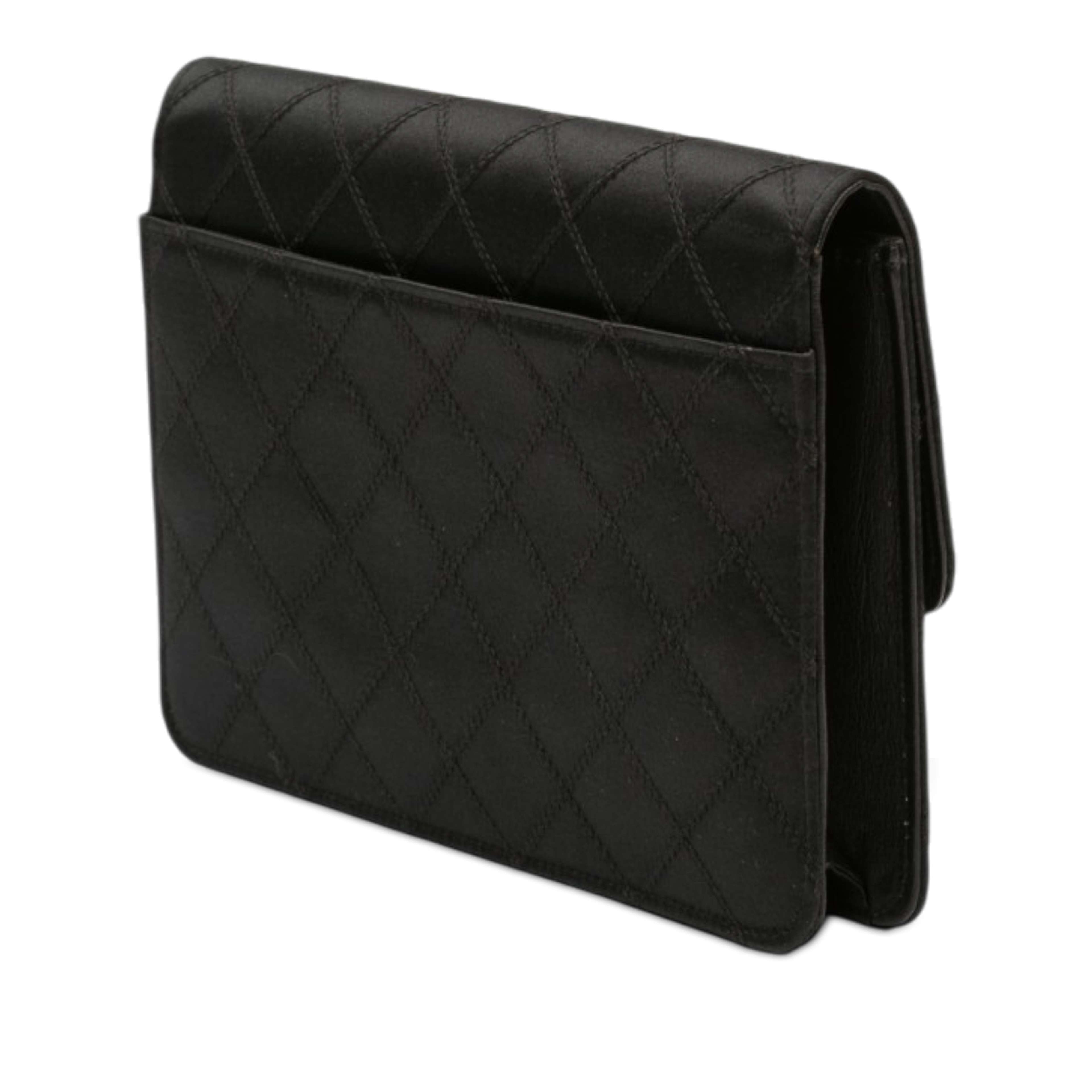 Chanel Cc Satin Diamond Stitch Clutch, från Luxclusif, i färgen svart. Klicka för att öppna bilden i stort format