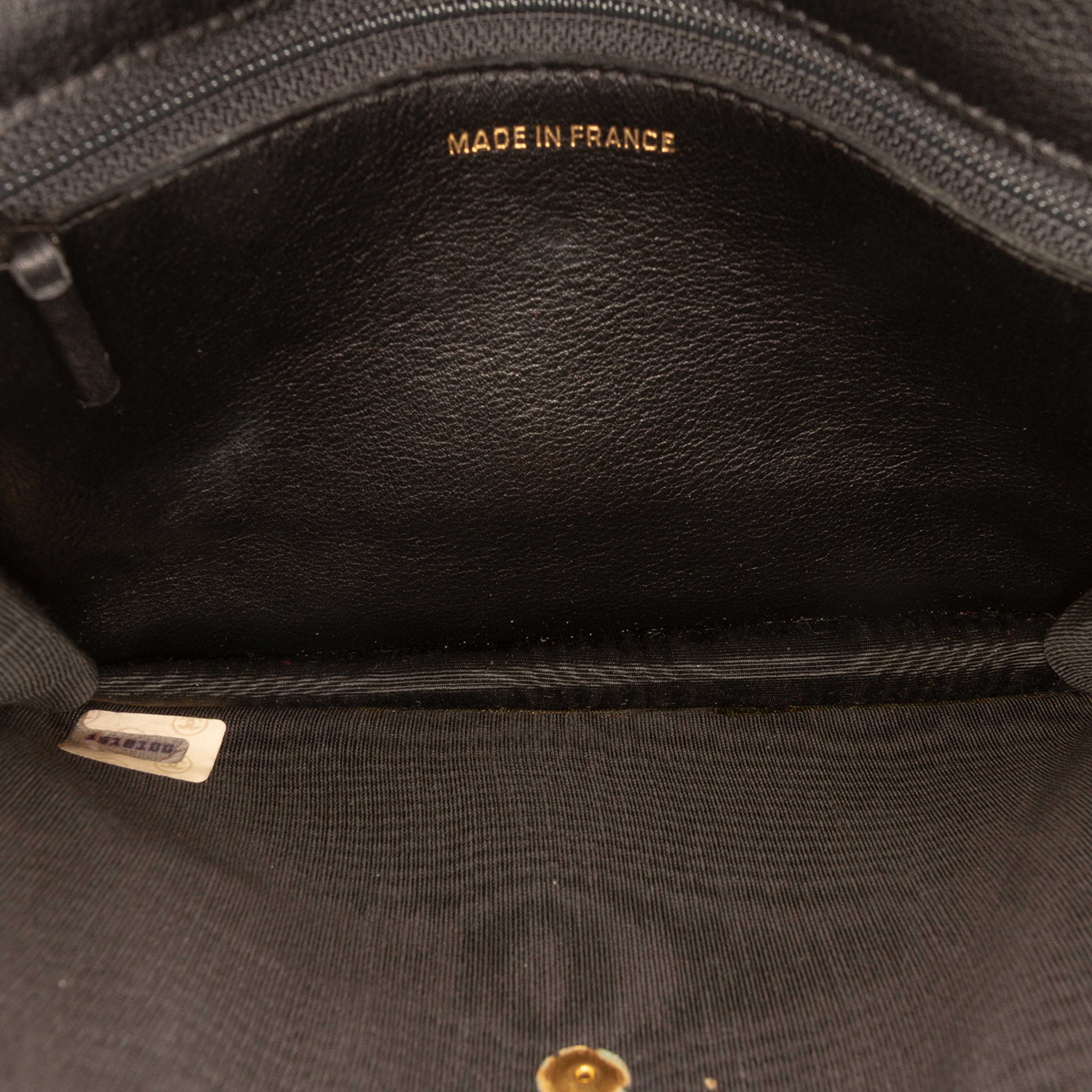 Chanel Cc Satin Diamond Stitch Clutch, från Luxclusif, i färgen black. Klicka för att öppna bilden i stort format