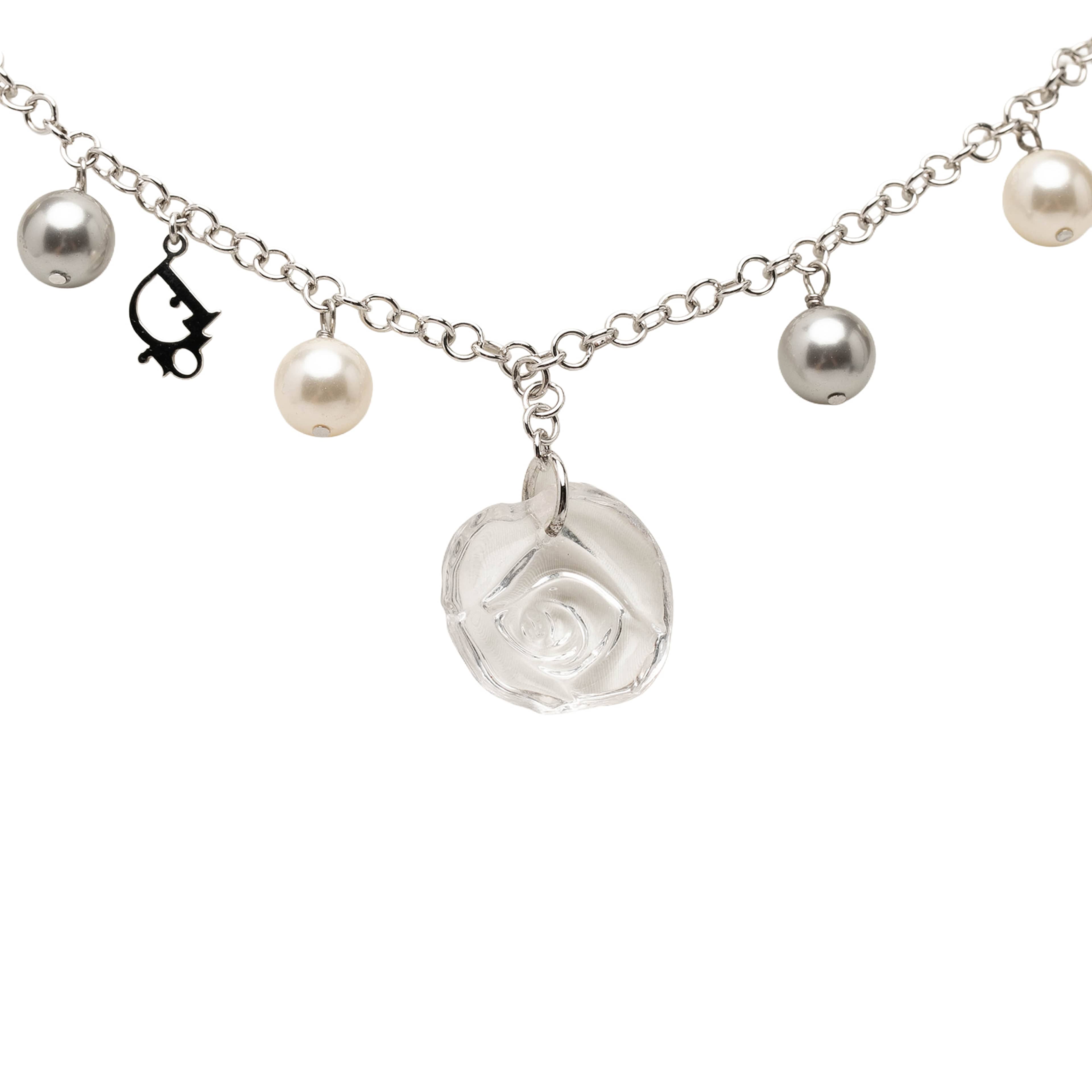 Dior Brass Faux Pearl Rose Pendant Necklace, från Luxclusif, i färgen silver. Klicka för att öppna bilden i stort format