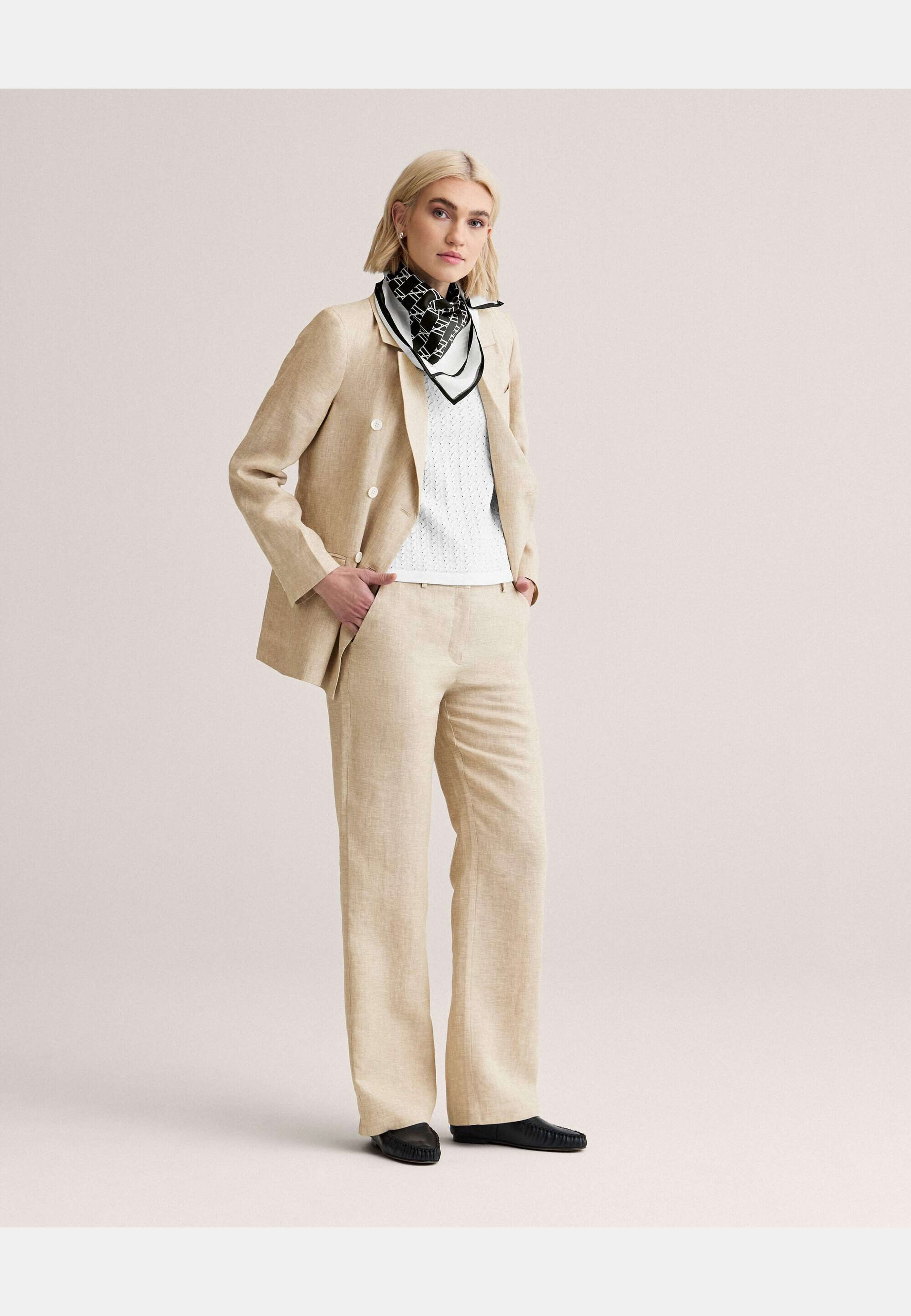 Melina Linen Blazer, från Newhouse, i färgen beige. Klicka för att öppna bilden i stort format