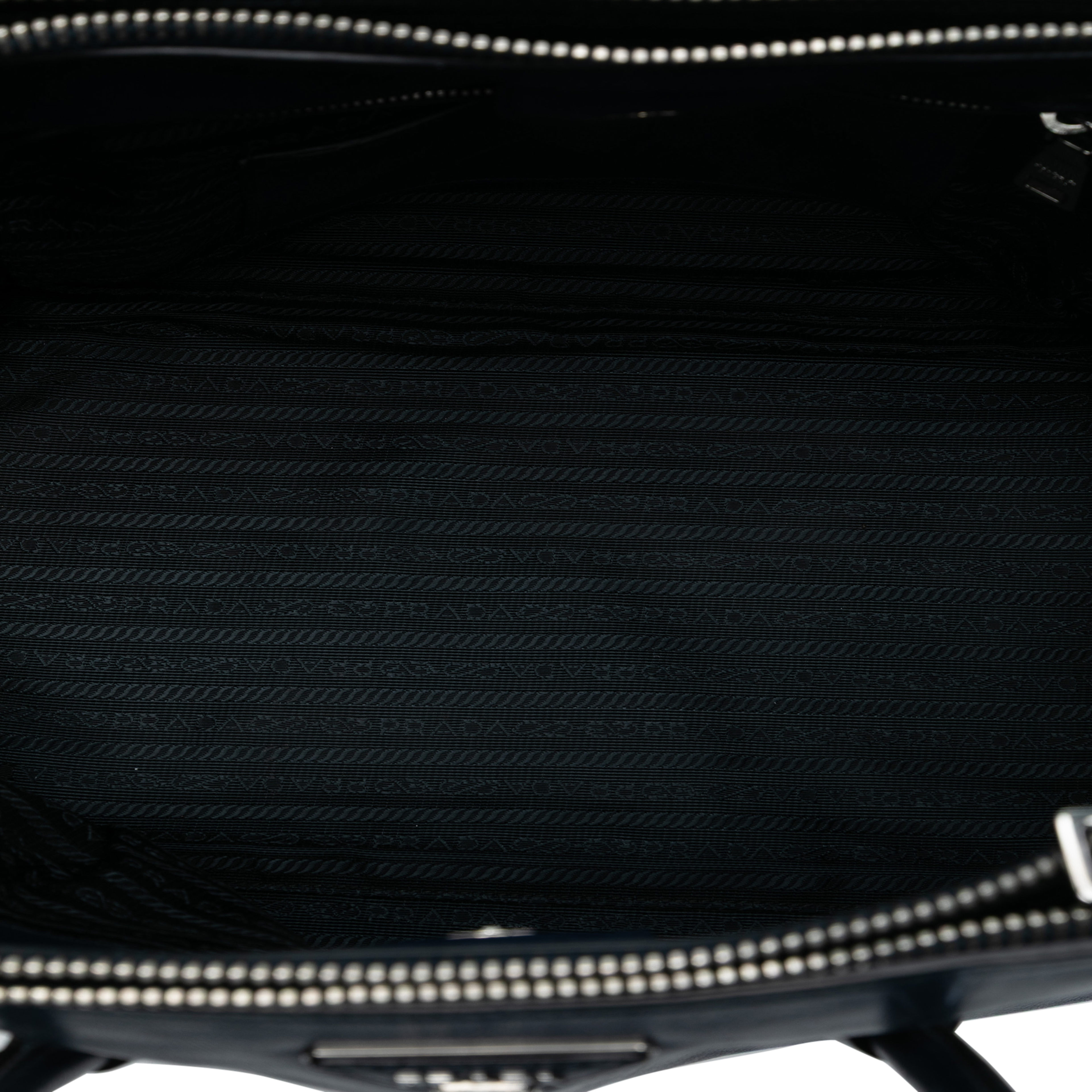 Prada Glace Calf Twin Pocket Double Handle Satchel, från Luxclusif, i färgen navy. Klicka för att öppna bilden i stort format