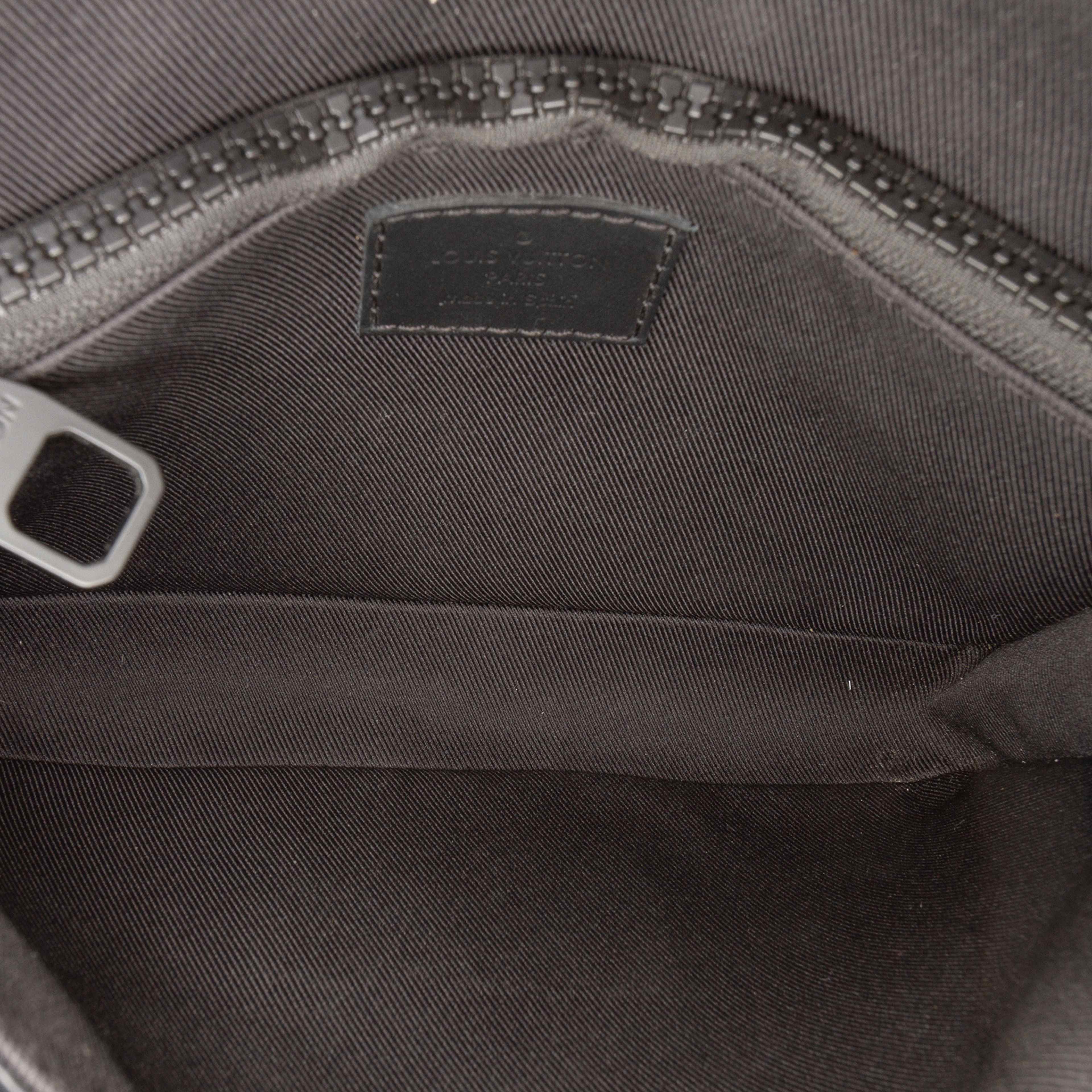 Louis Vuitton Monogram Taurillon S Lock Sling Bag, från Luxclusif, i färgen black. Klicka för att öppna bilden i stort format