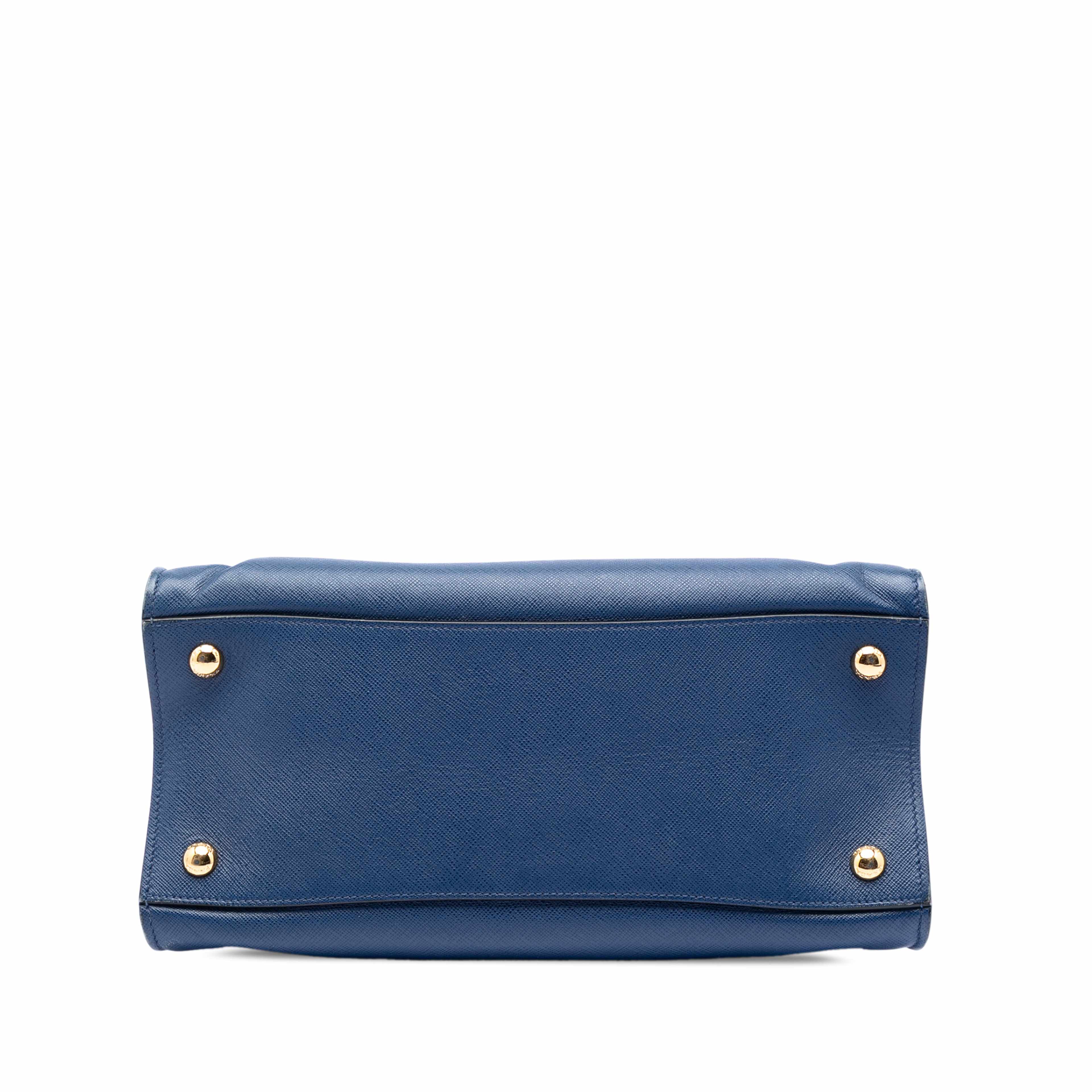 Prada Saffiano Soft Triple Pocket Tote, från Luxclusif, i färgen blå. Klicka för att öppna bilden i stort format