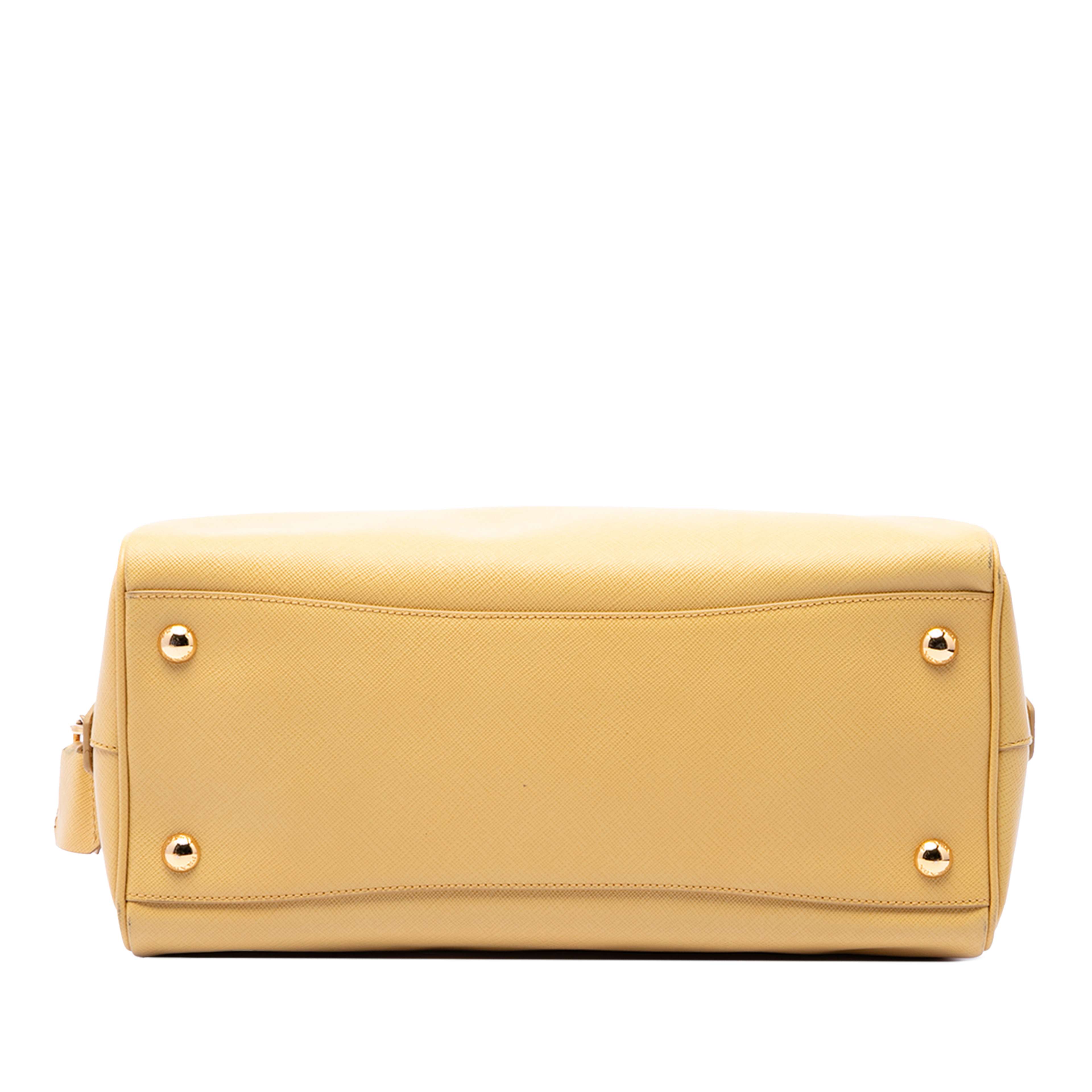 Prada Saffiano Lux Boston Bag, från Luxclusif, i färgen light yellow. Klicka för att öppna bilden i stort format