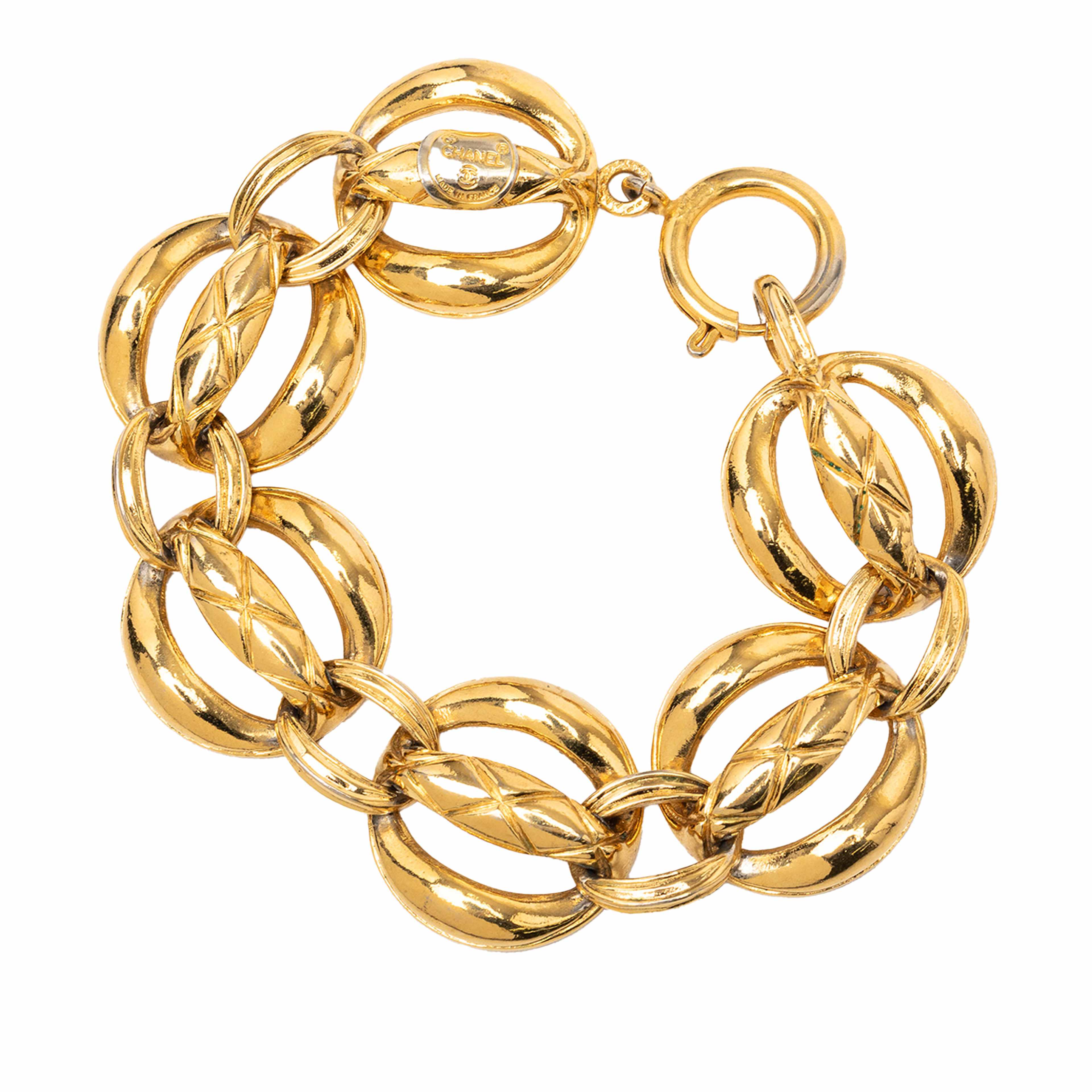Chanel Gold Plated Quilted Chain Link Bracelet, från Luxclusif, i färgen gold. Klicka för att öppna bilden i stort format