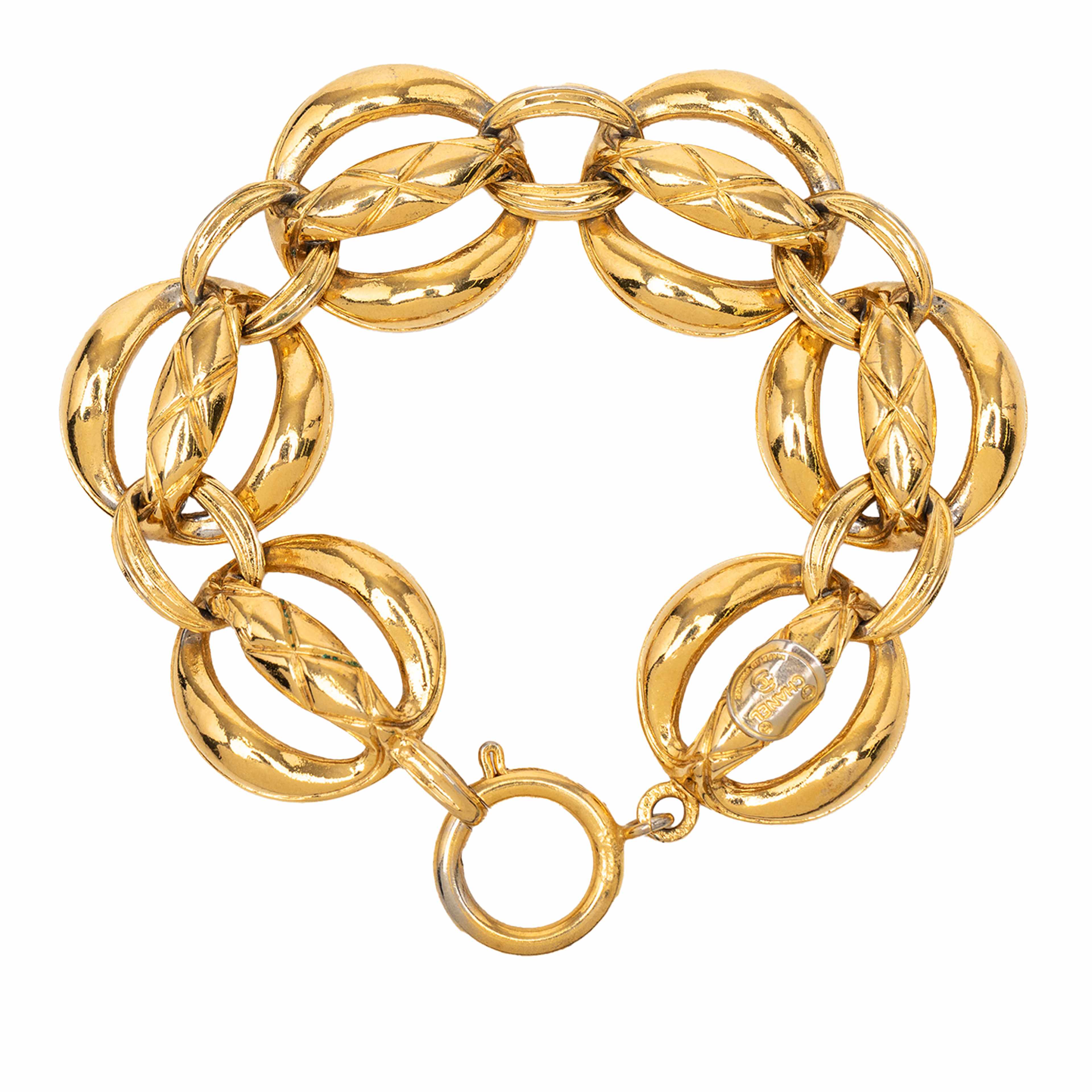 Chanel Gold Plated Quilted Chain Link Bracelet, från Luxclusif, i färgen gold. Klicka för att öppna bilden i stort format