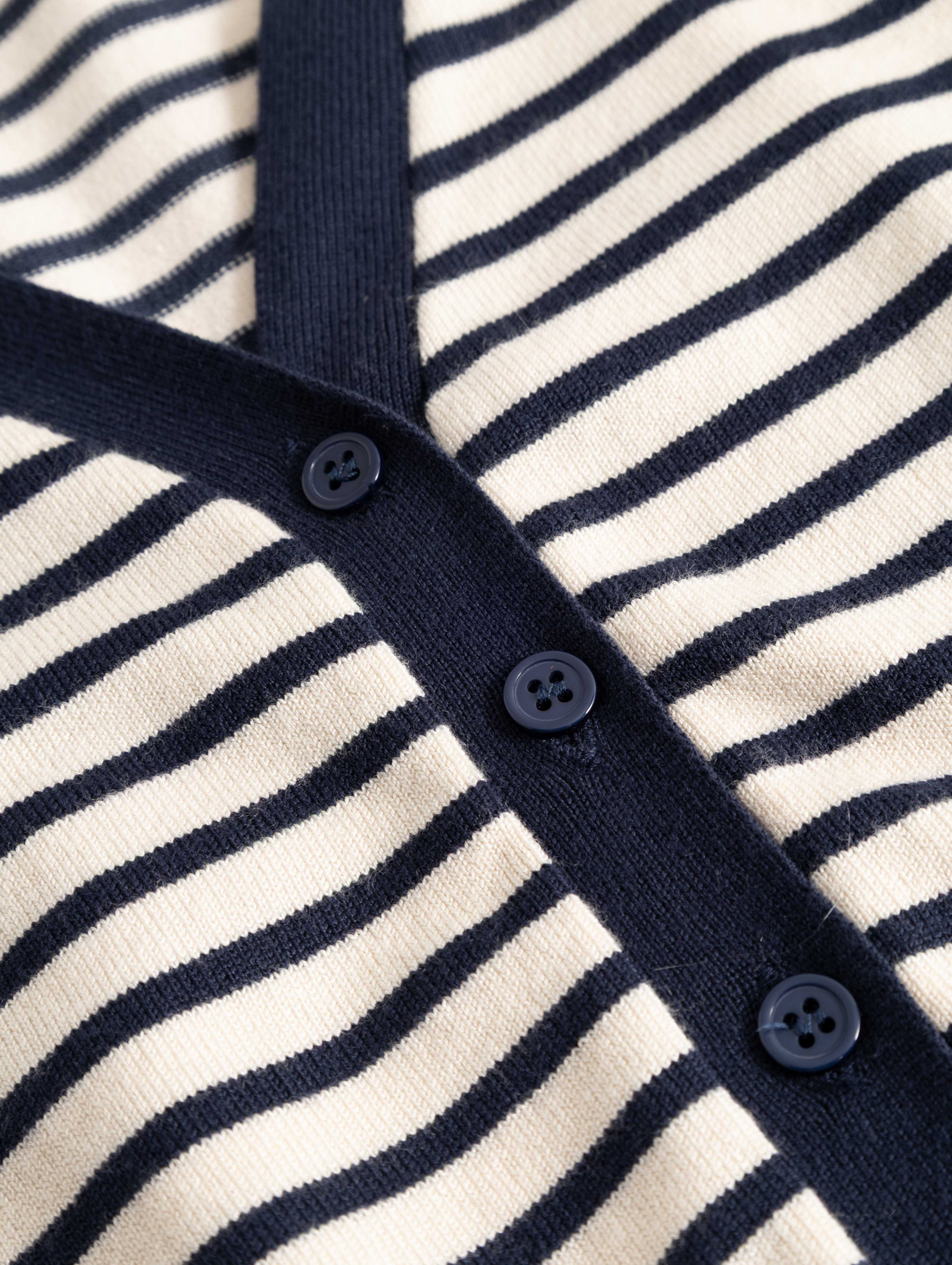 N-marg Knit Cardigan - Dannia Blue Stripe, från Noella, i färgen dannia blue stripe. Klicka för att öppna bilden i stort format