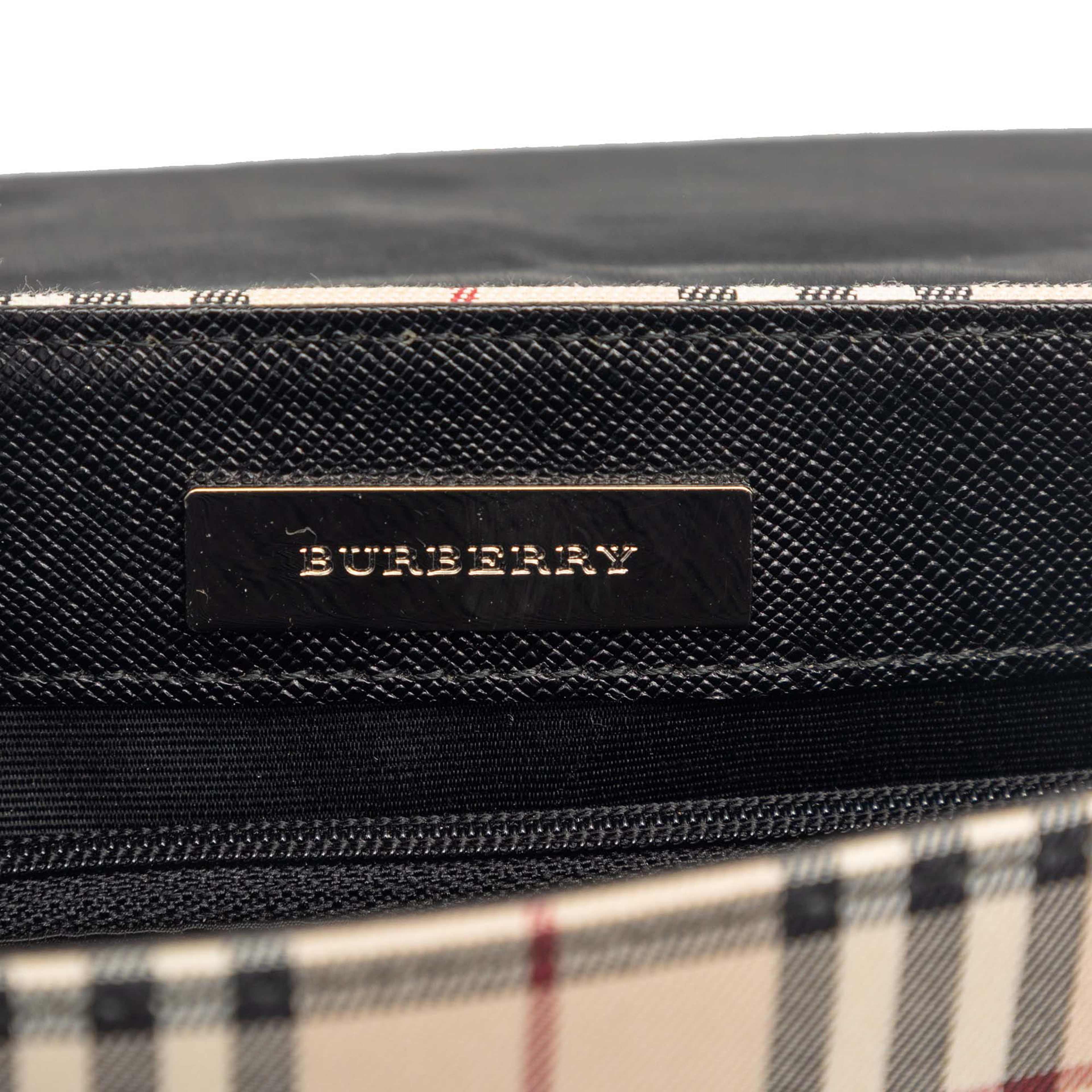 Burberry House Check Canvas Flap Crossbody, från Luxclusif, i färgen beige. Klicka för att öppna bilden i stort format