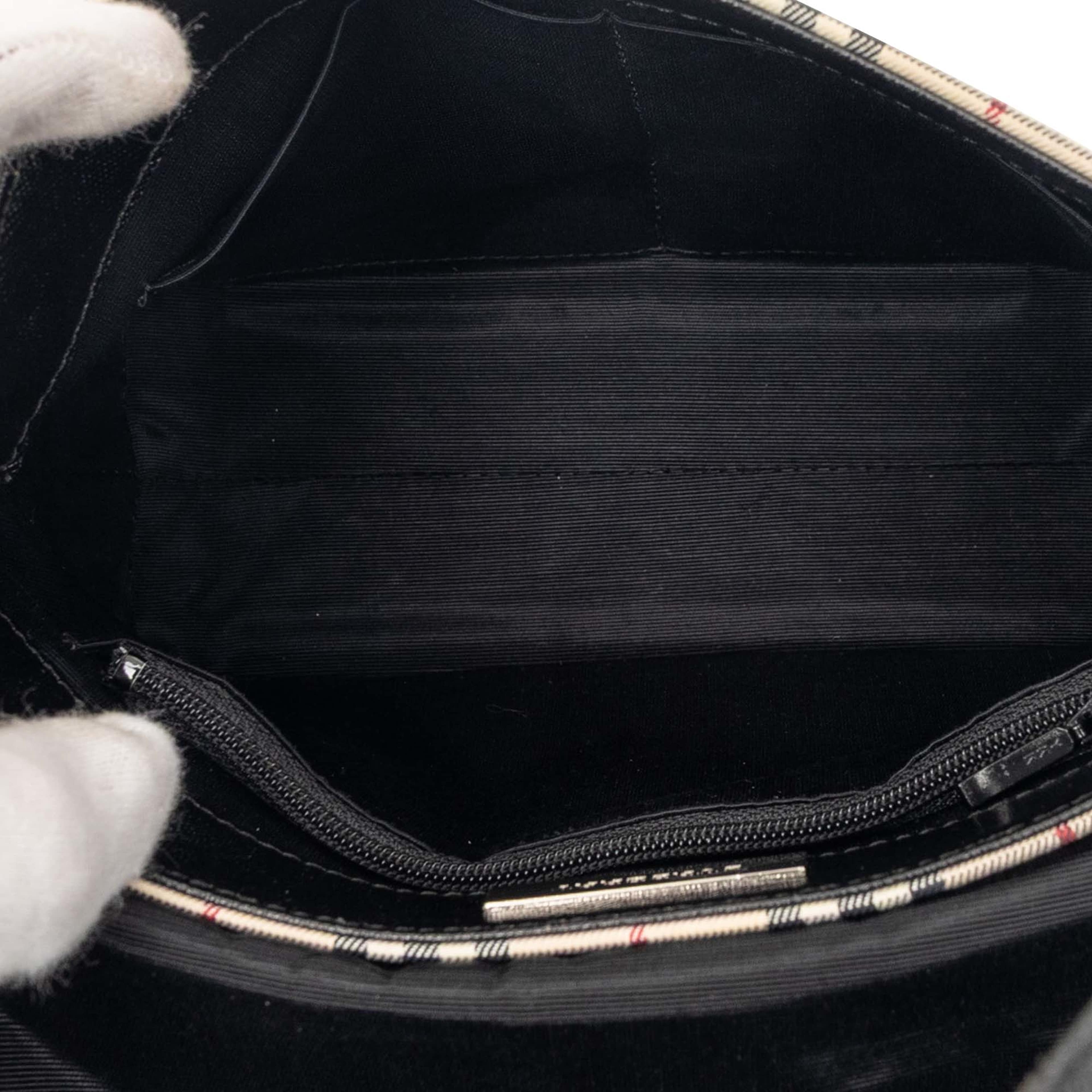 Burberry House Check Canvas Flap Crossbody, från Luxclusif, i färgen beige. Klicka för att öppna bilden i stort format