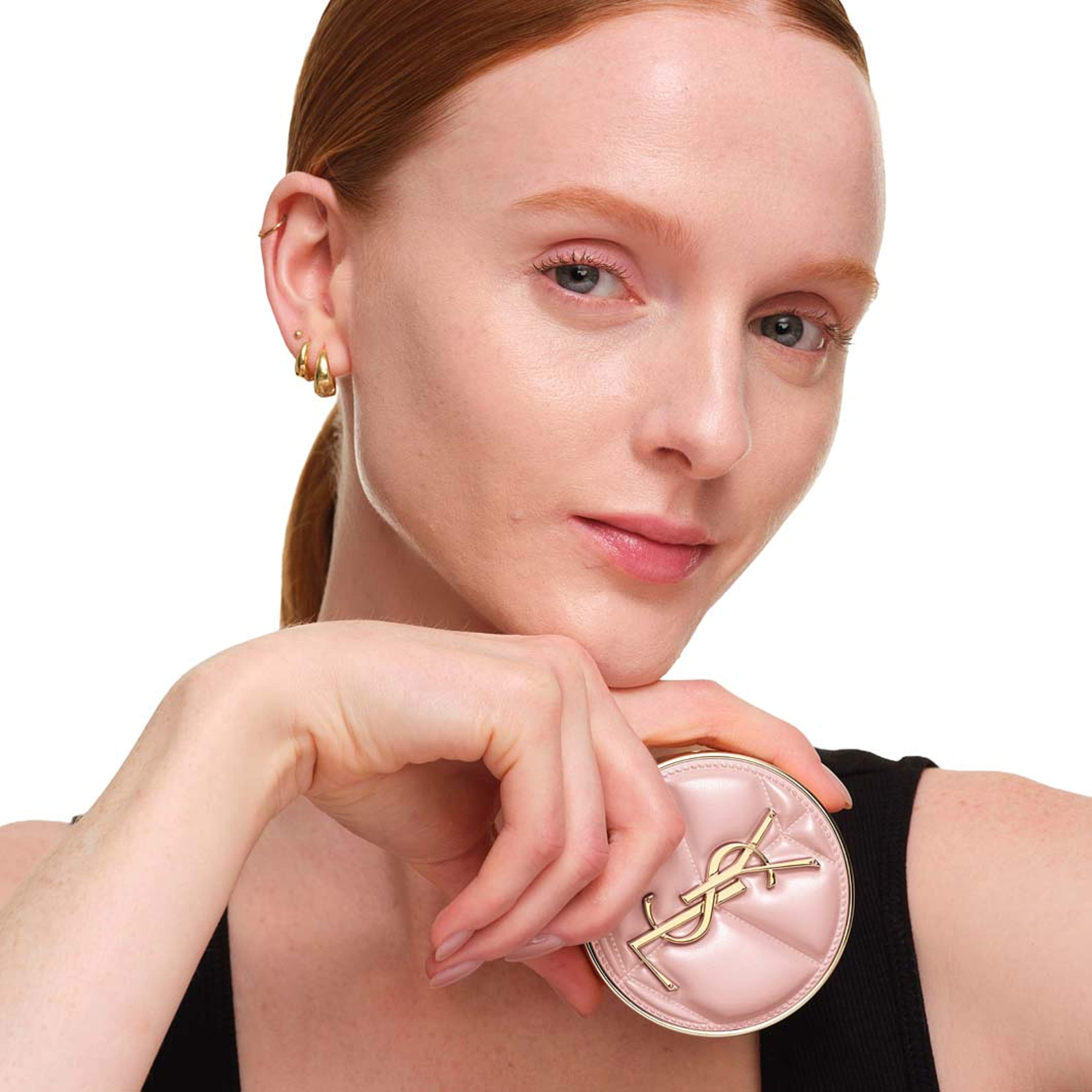 Skin Affair Soft Glow Cushion Foundation, från Yves Saint Laurent, i färgen Lc1. Klicka för att öppna bilden i stort format
