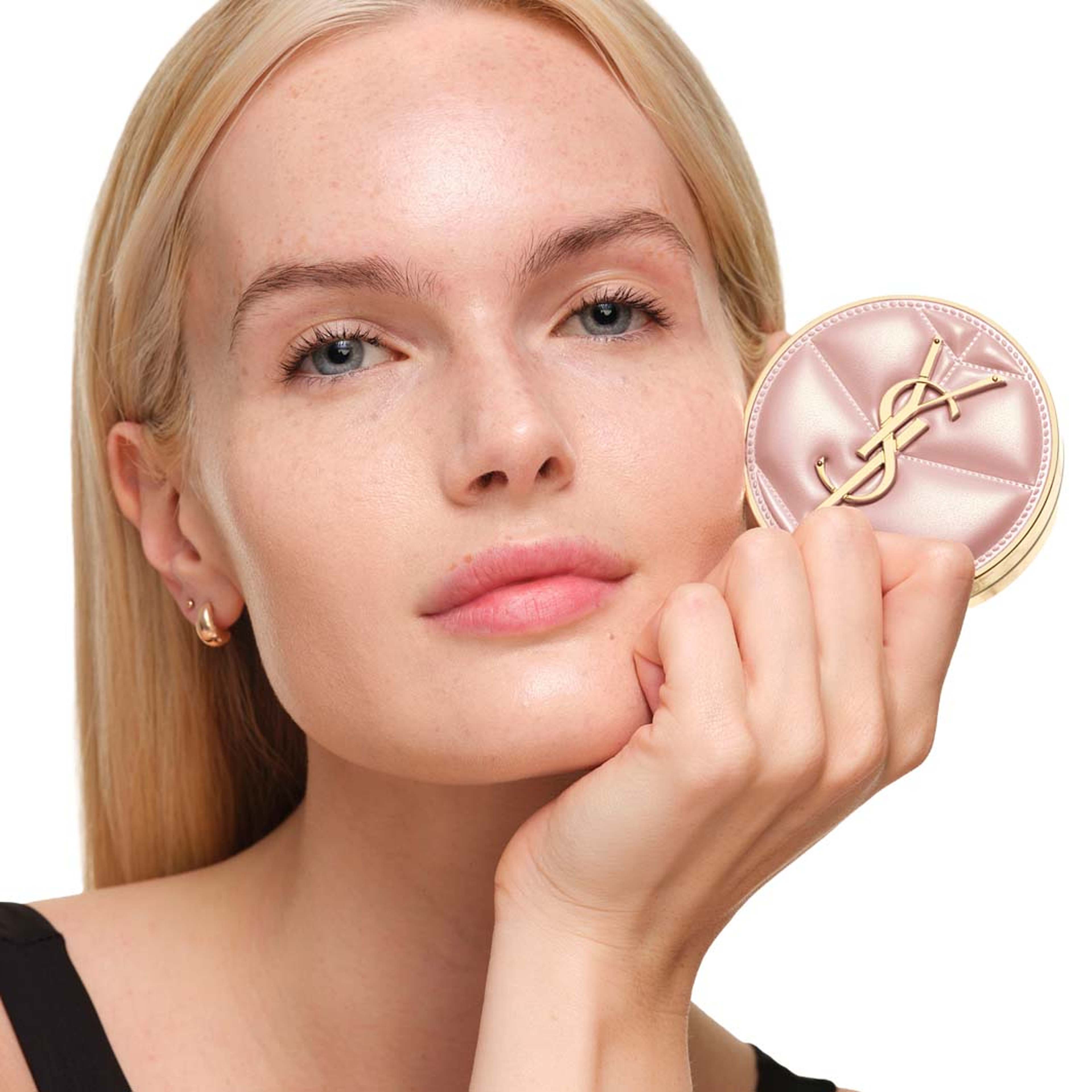 Skin Affair Soft Glow Cushion Foundation, från Yves Saint Laurent, i färgen Lc1.5. Klicka för att öppna bilden i stort format