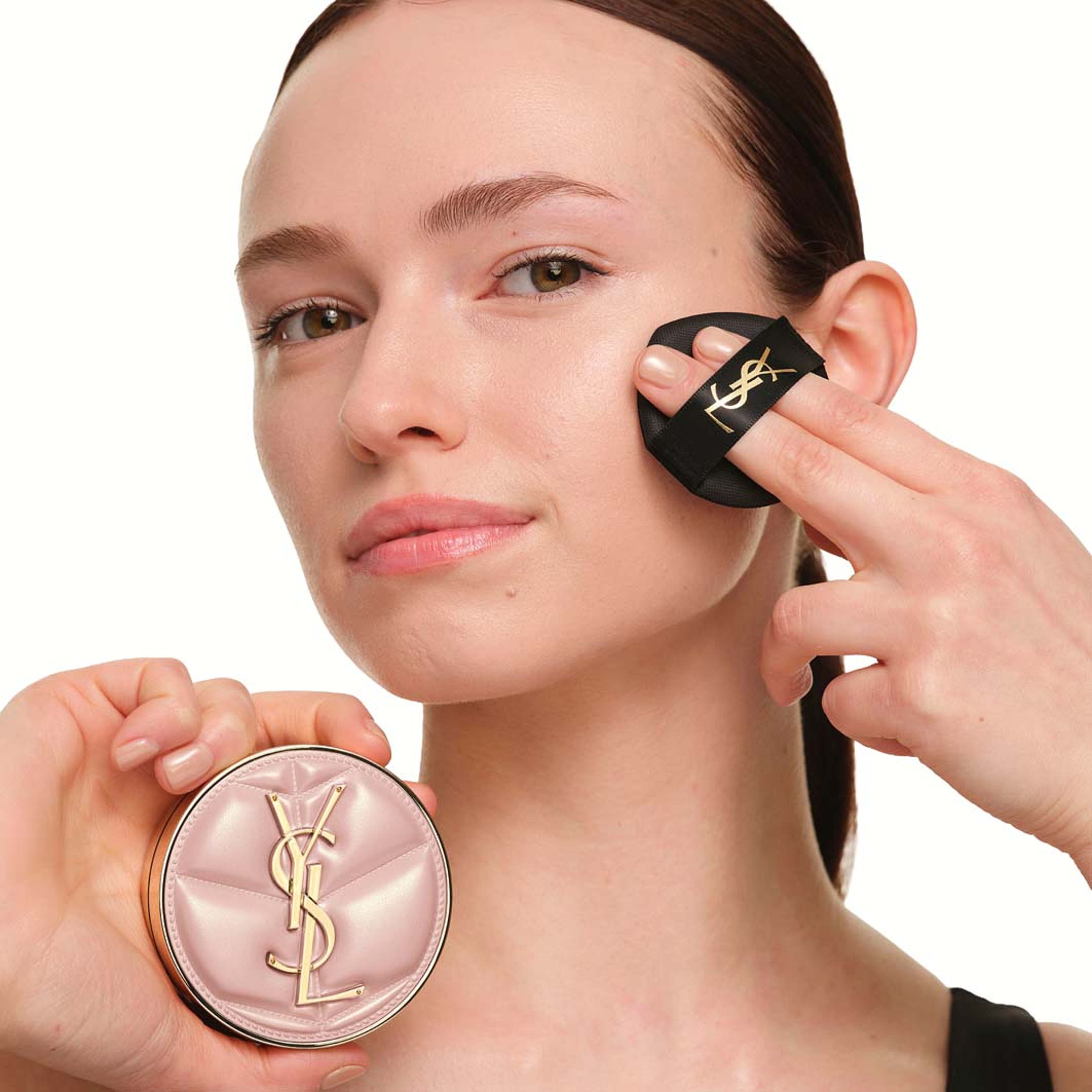 Skin Affair Soft Glow Cushion Foundation, från Yves Saint Laurent, i färgen Lc2.5. Klicka för att öppna bilden i stort format