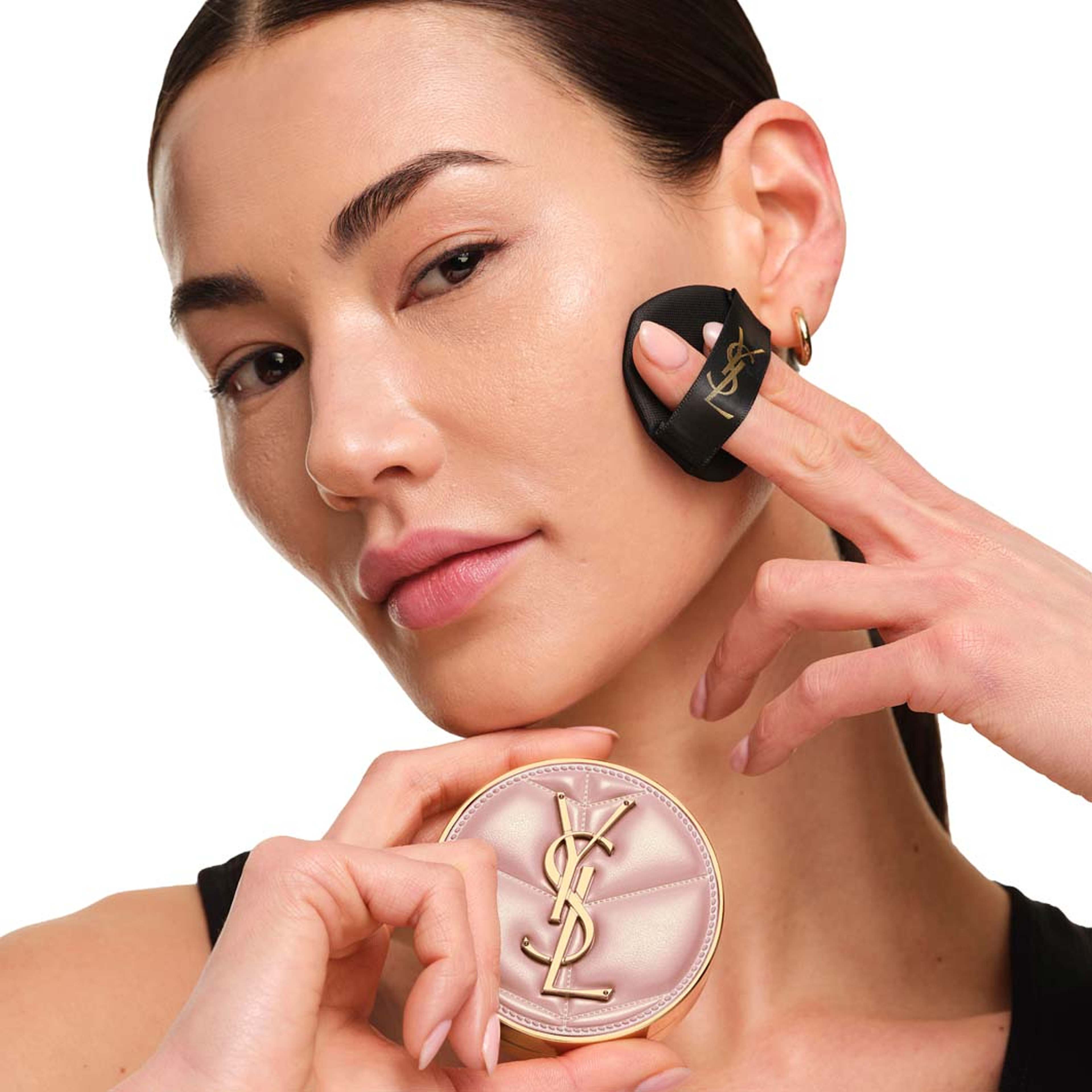 Skin Affair Soft Glow Cushion Foundation, från Yves Saint Laurent, i färgen Lc7. Klicka för att öppna bilden i stort format