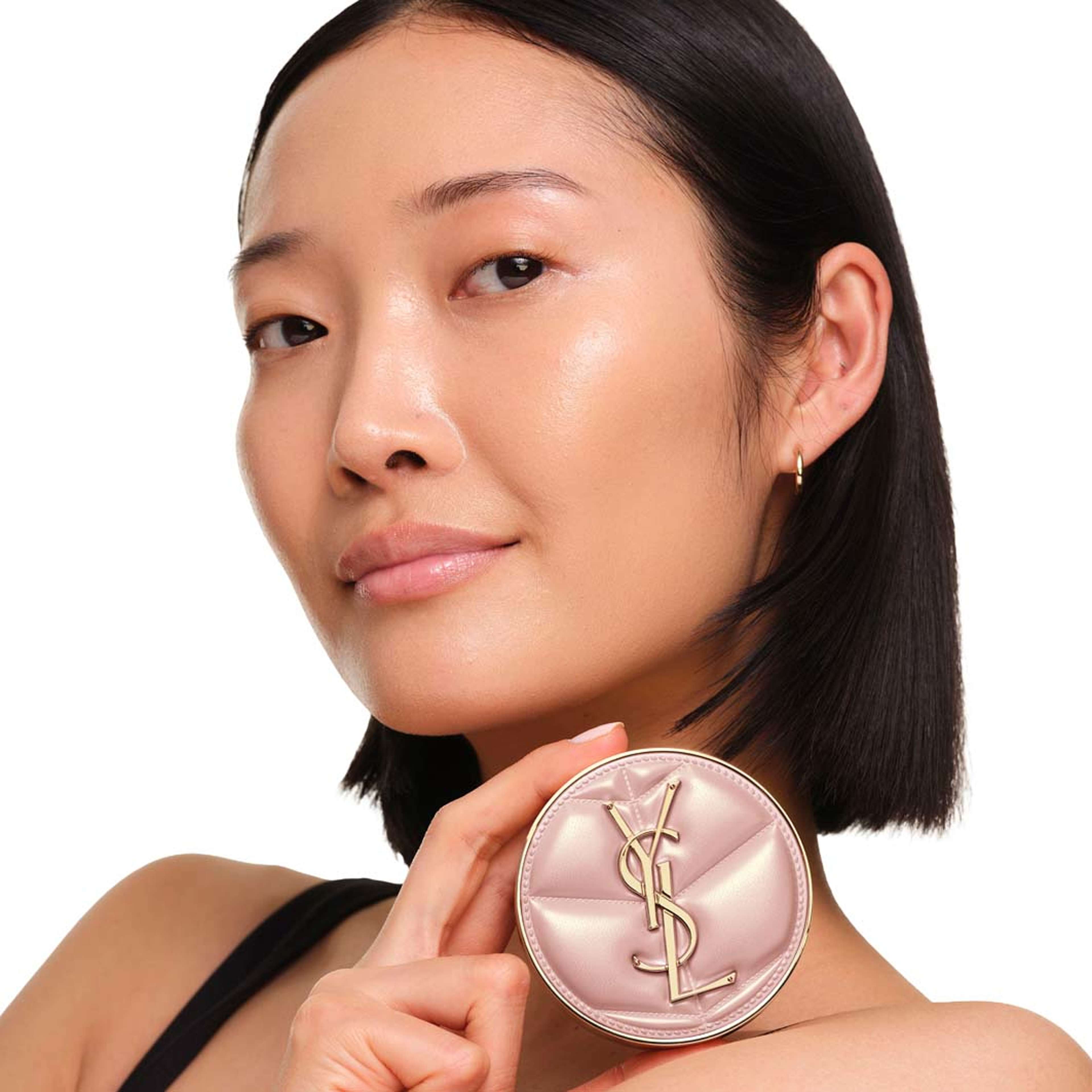 Skin Affair Soft Glow Cushion Foundation, från Yves Saint Laurent, i färgen Ln10. Klicka för att öppna bilden i stort format