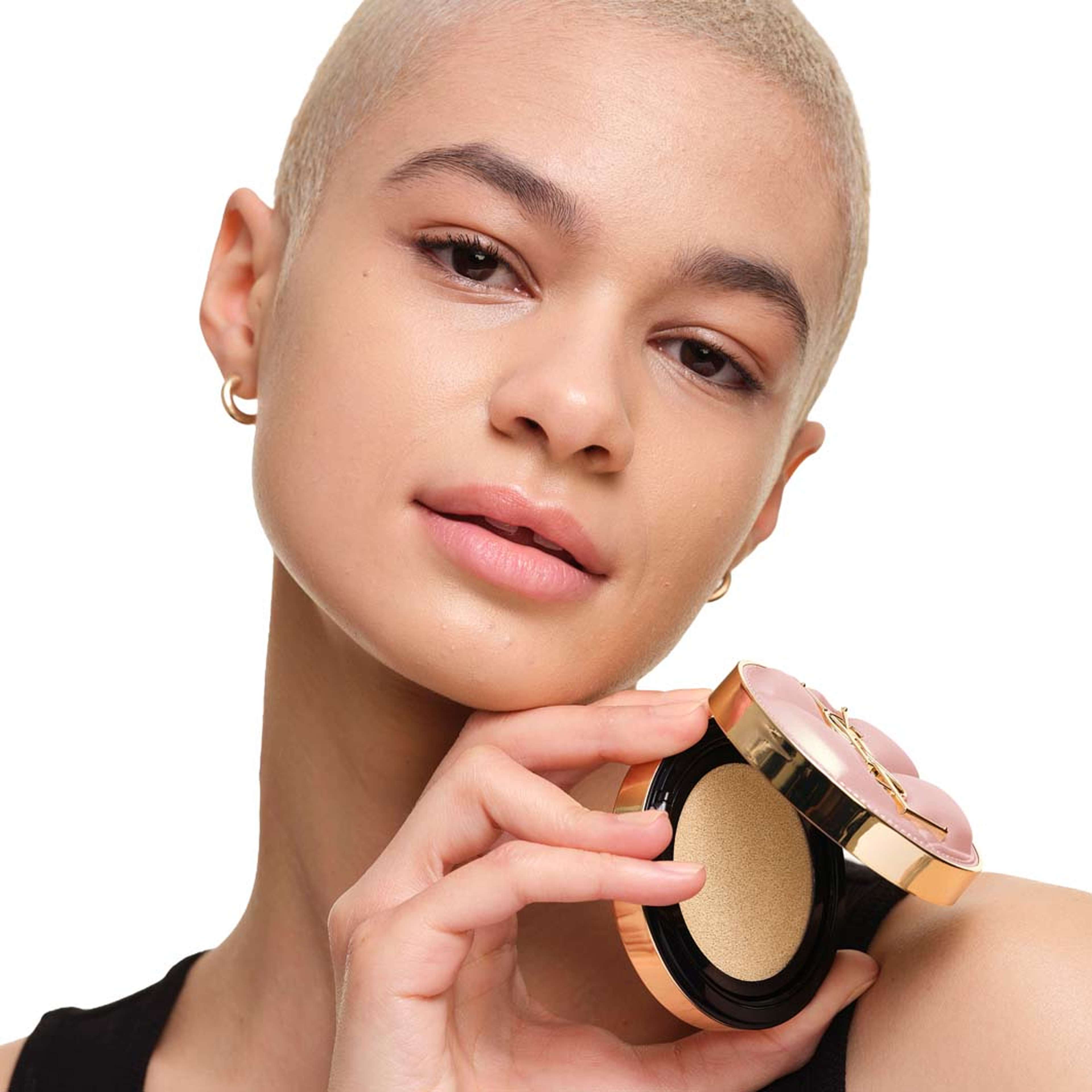 Skin Affair Soft Glow Cushion Foundation, från Yves Saint Laurent, i färgen Lw3. Klicka för att öppna bilden i stort format