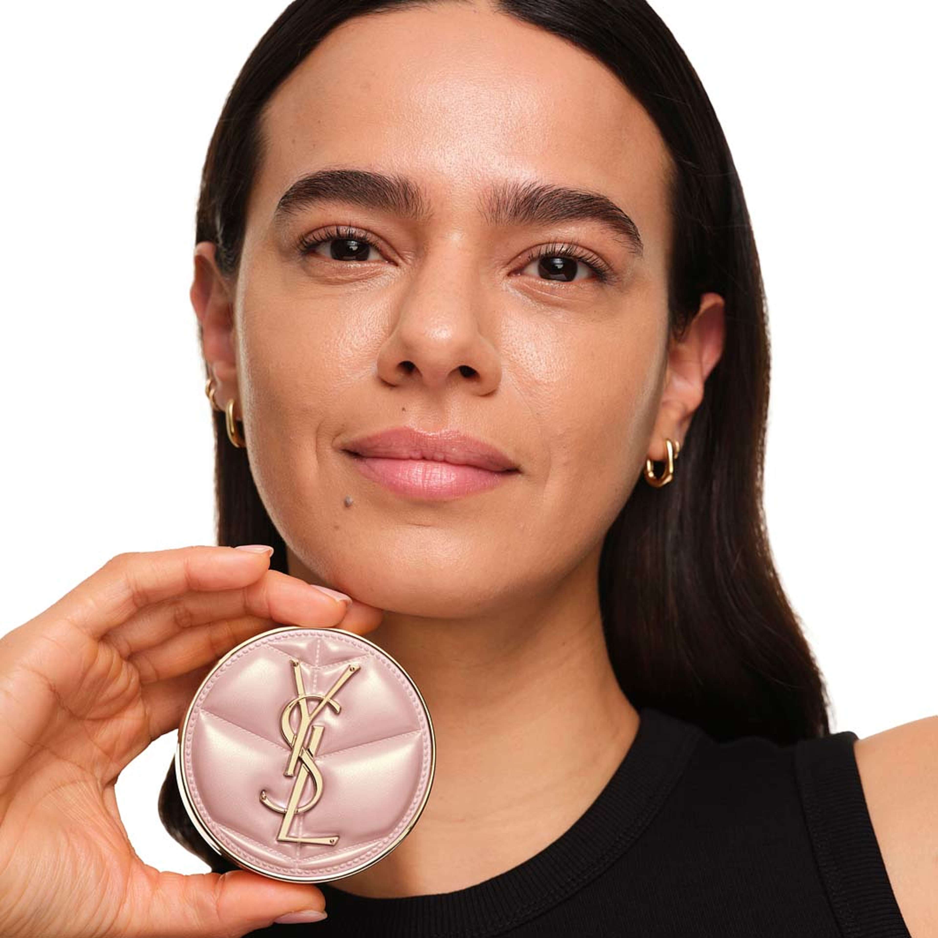 Skin Affair Soft Glow Cushion Foundation, från Yves Saint Laurent, i färgen Mc1.5. Klicka för att öppna bilden i stort format