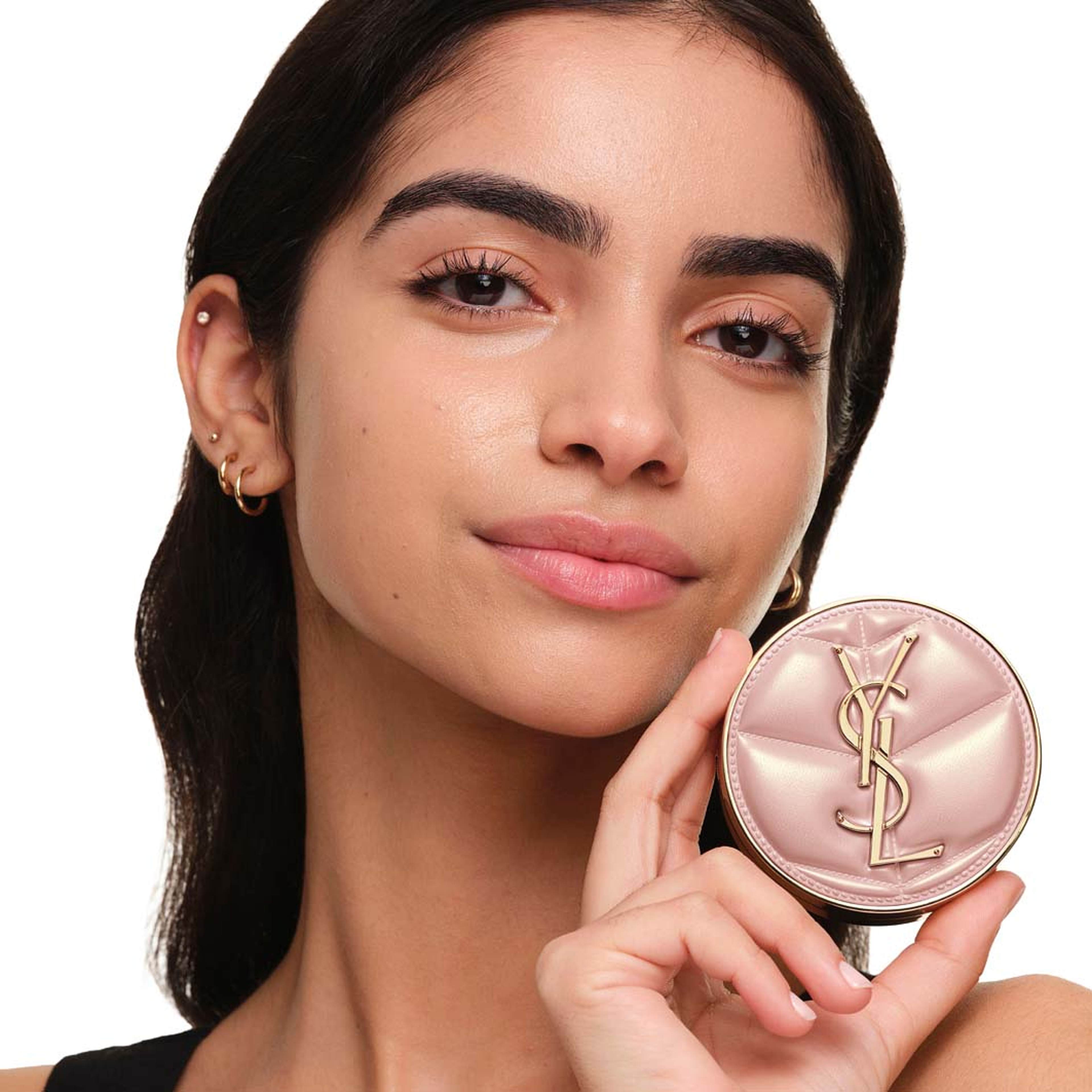 Skin Affair Soft Glow Cushion Foundation, från Yves Saint Laurent, i färgen Mn7. Klicka för att öppna bilden i stort format