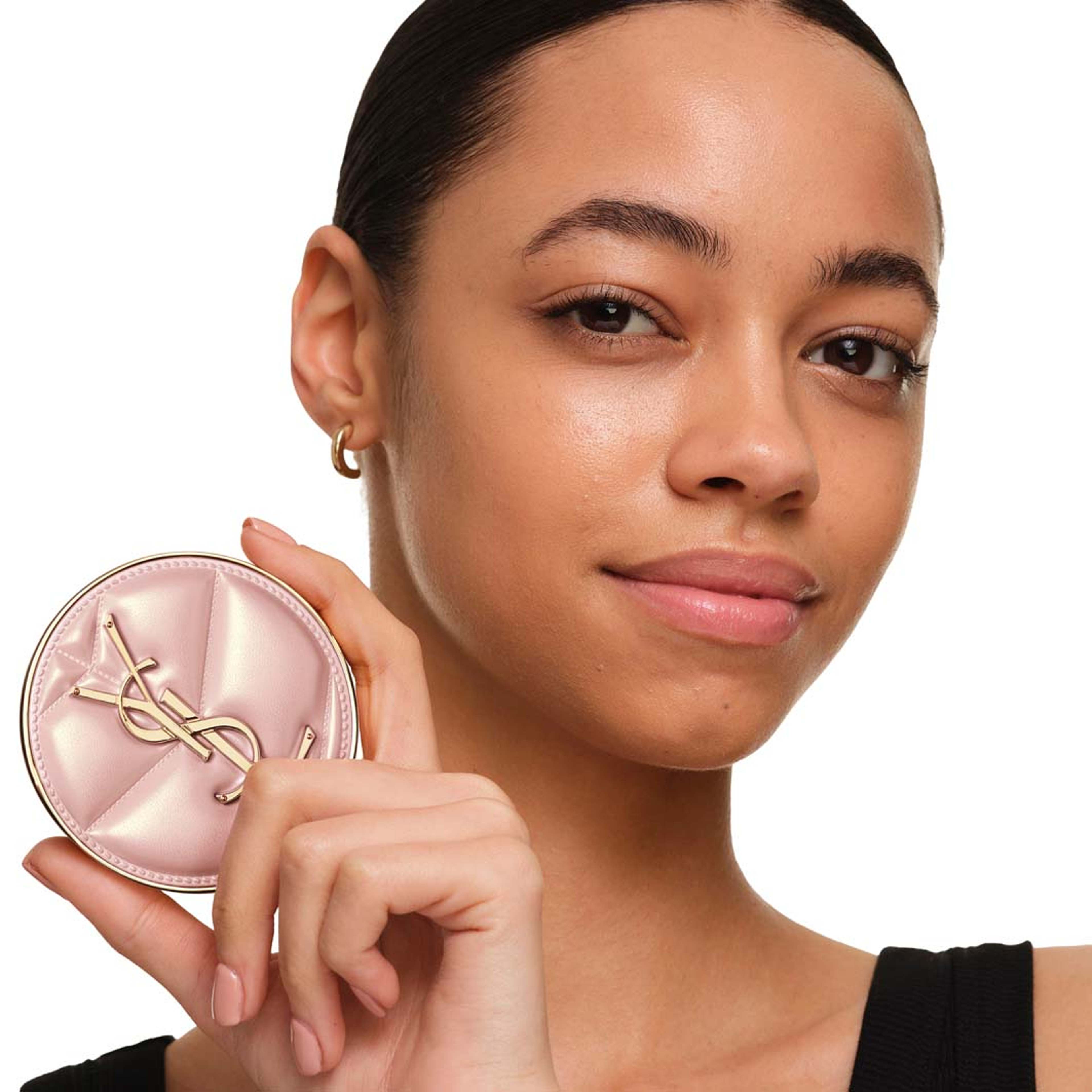Skin Affair Soft Glow Cushion Foundation, från Yves Saint Laurent, i färgen Mw1. Klicka för att öppna bilden i stort format