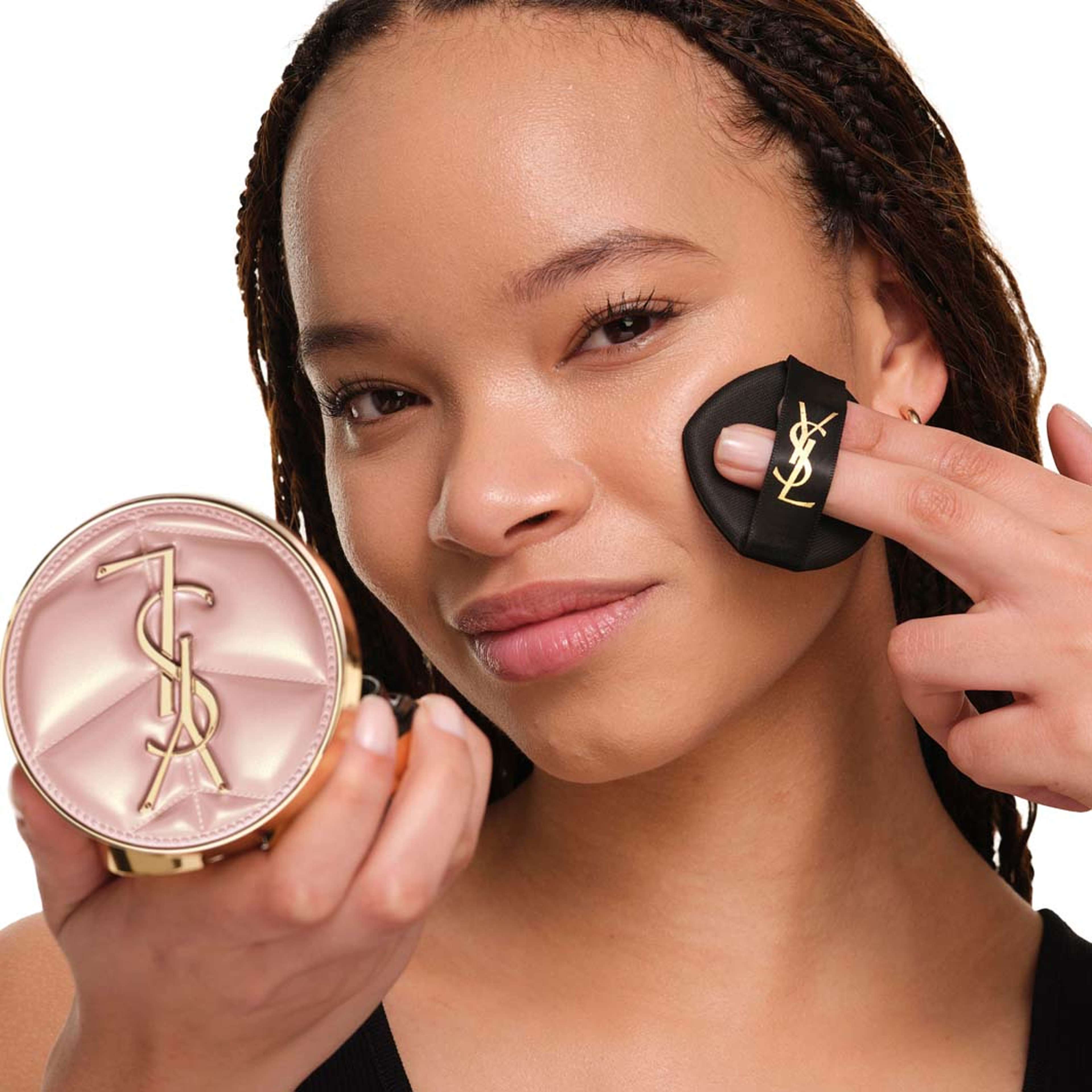 Skin Affair Soft Glow Cushion Foundation, från Yves Saint Laurent, i färgen Mw4. Klicka för att öppna bilden i stort format