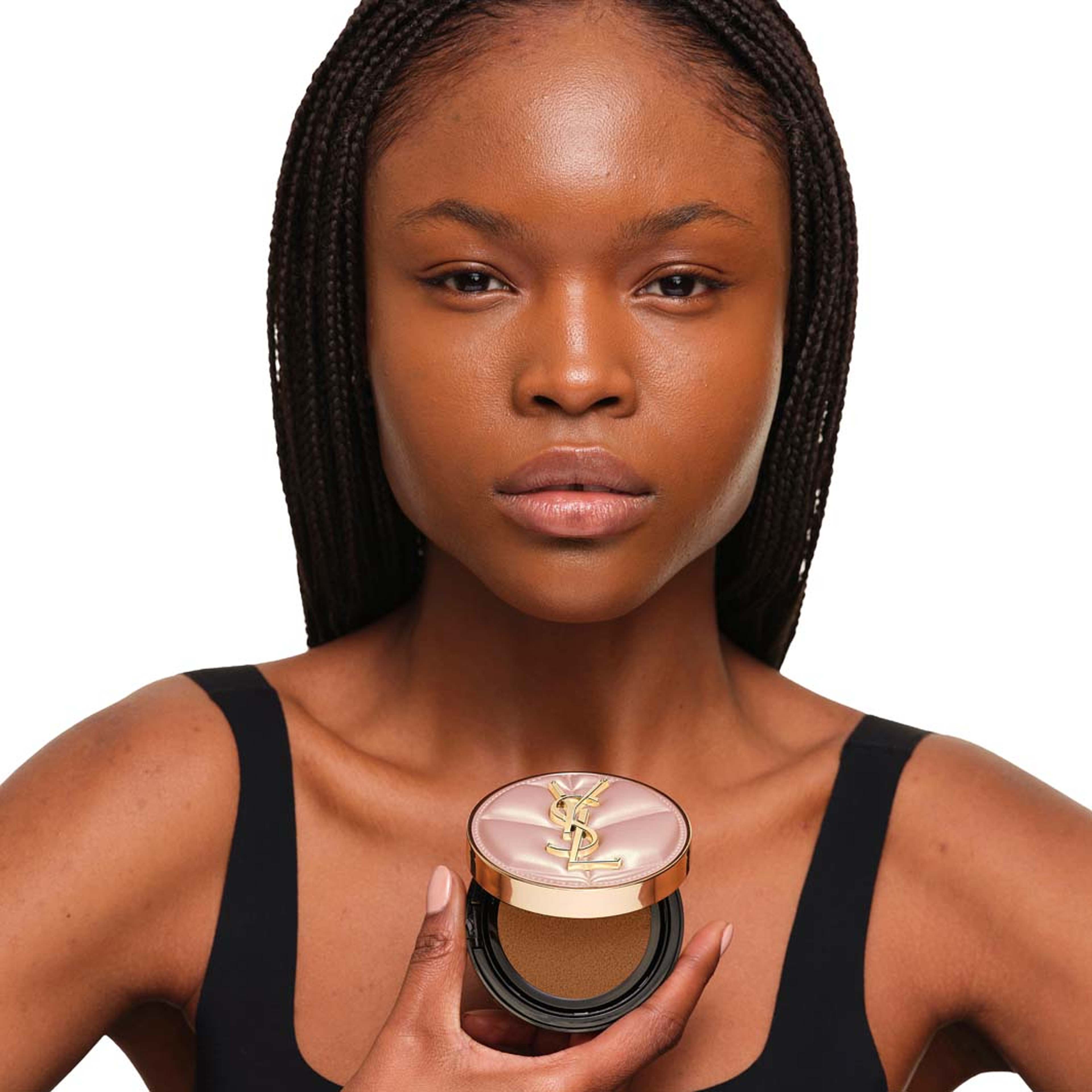 Skin Affair Soft Glow Cushion Foundation, från Yves Saint Laurent, i färgen Dn2. Klicka för att öppna bilden i stort format