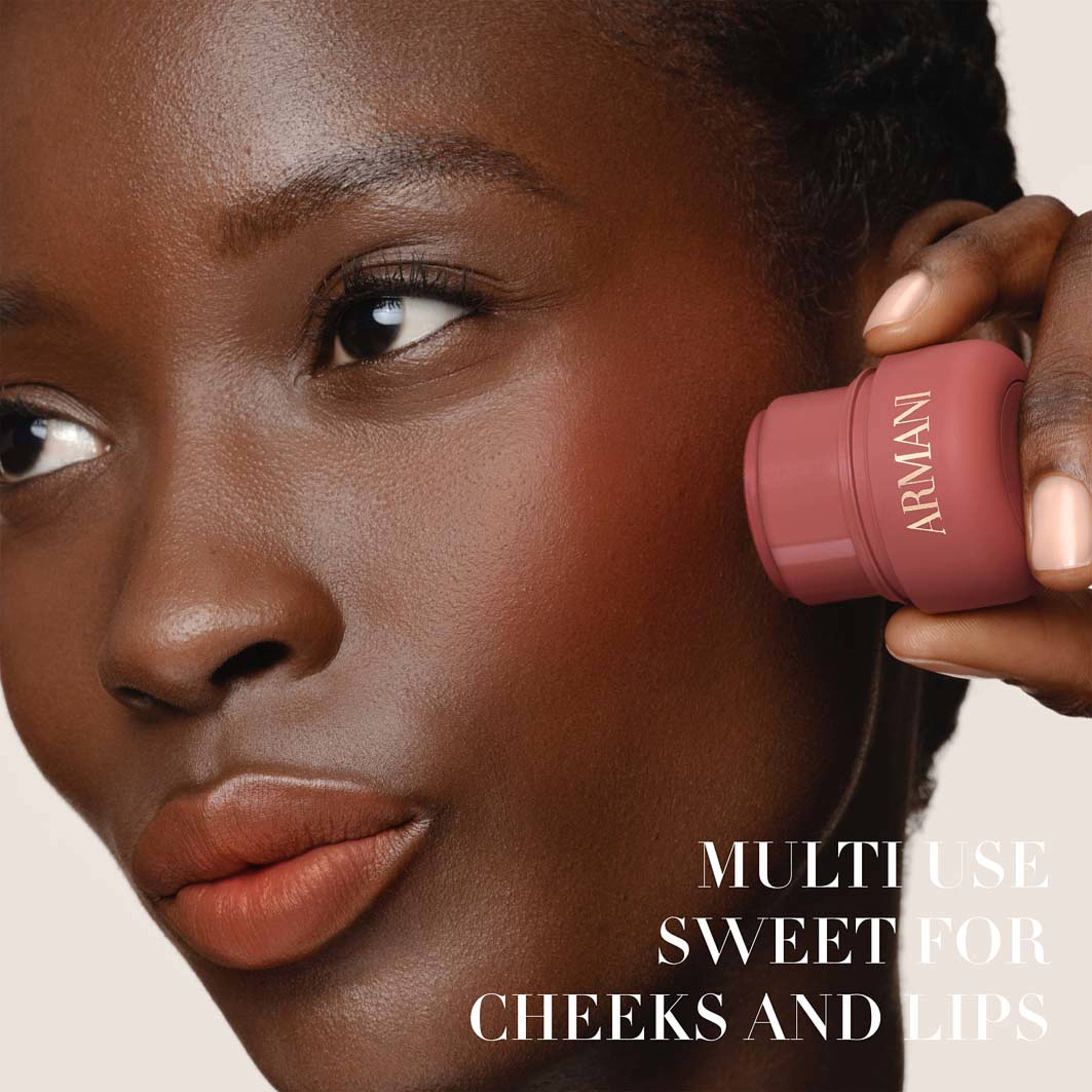 Dolci Makeup Blush, från Armani, i färgen 4. Klicka för att öppna bilden i stort format
