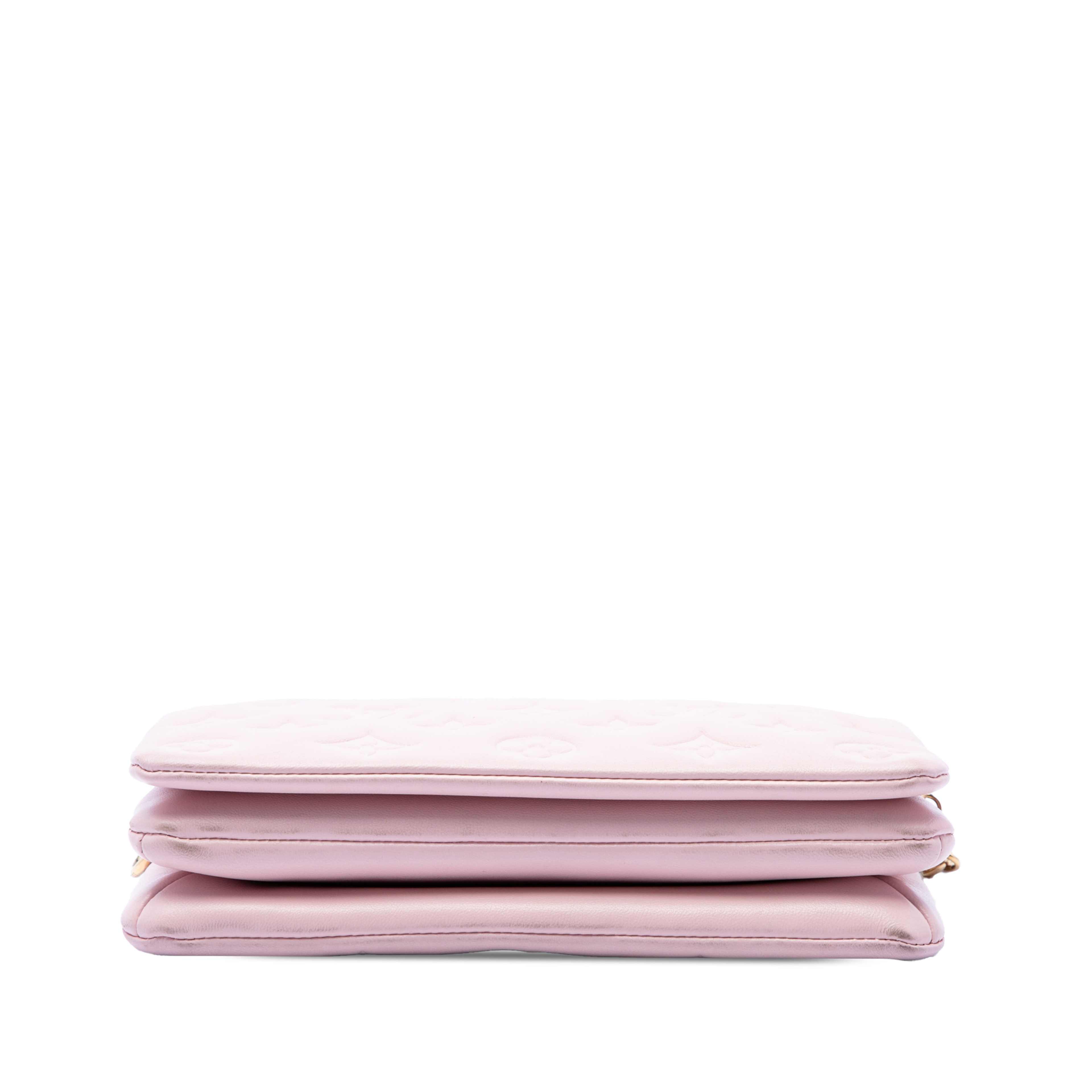 Louis Vuitton Monogram Embossed Lambskin Pochette Coussin, från Luxclusif, i färgen pink. Klicka för att öppna bilden i stort format