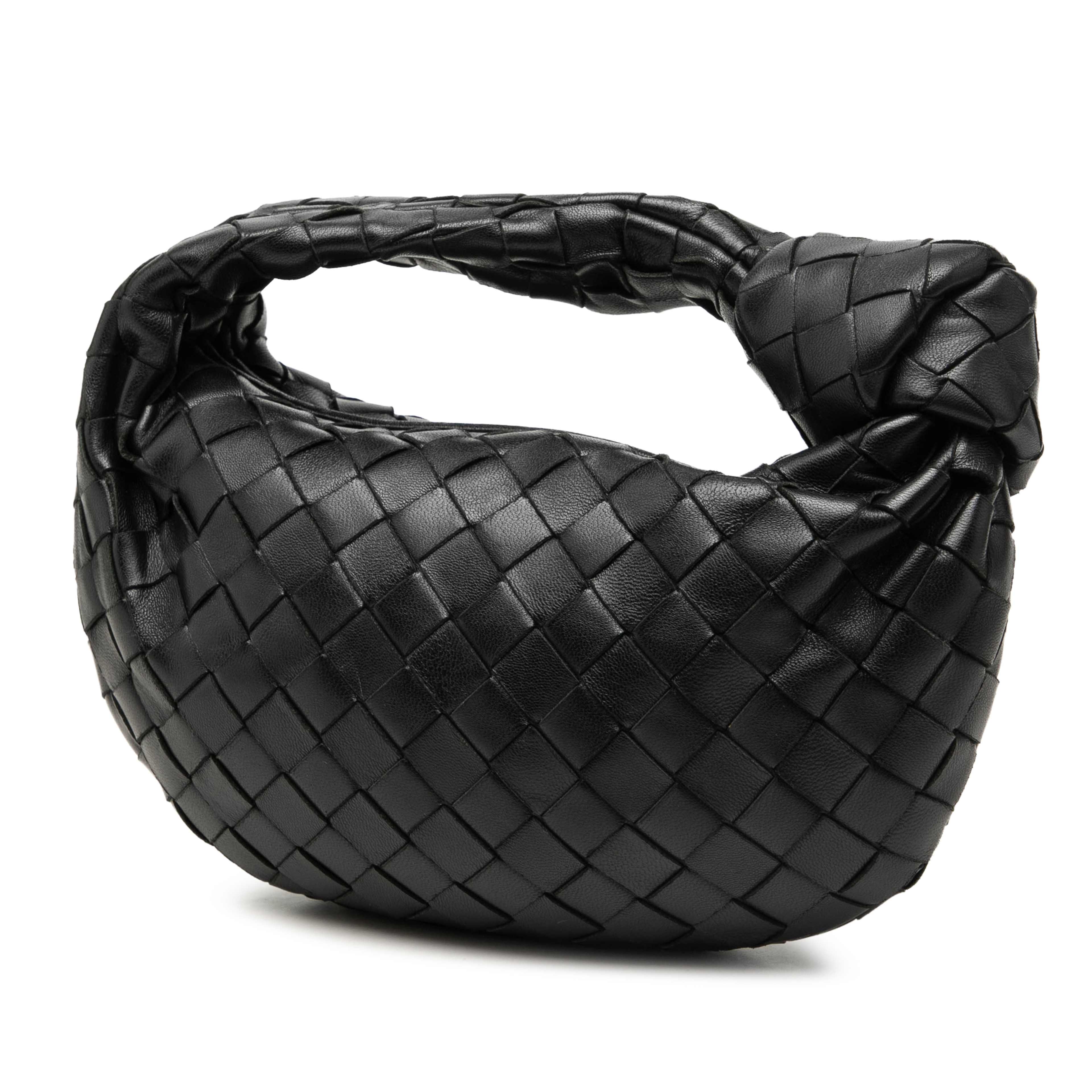 Bottega Veneta Mini Nappa Intrecciato Jodie, från Luxclusif, i färgen svart. Klicka för att öppna bilden i stort format