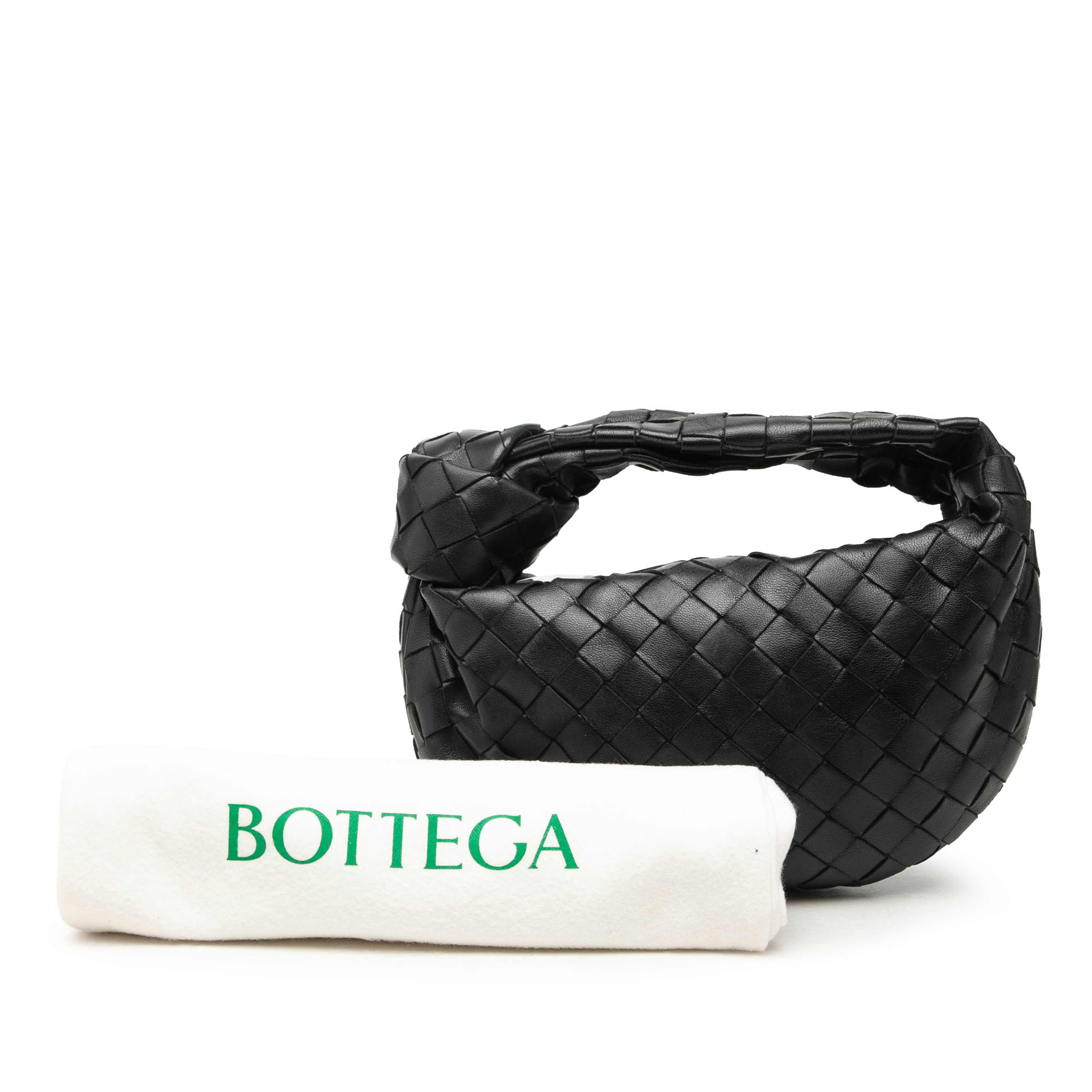 Bottega Veneta Mini Nappa Intrecciato Jodie, från Luxclusif, i färgen svart. Klicka för att öppna bilden i stort format