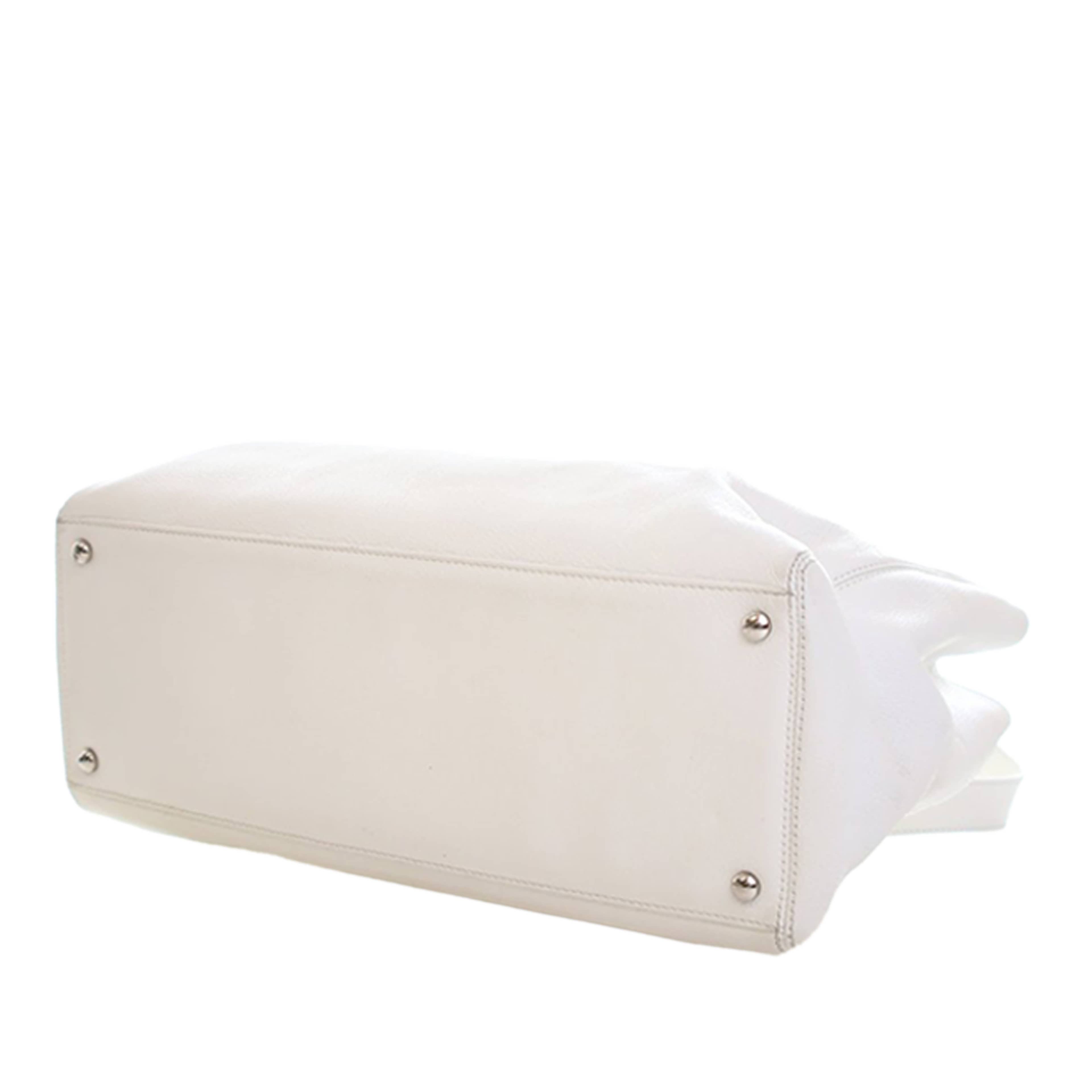 Chanel Medium Calfskin Executive Cerf Tote, från Luxclusif, i färgen ivory. Klicka för att öppna bilden i stort format