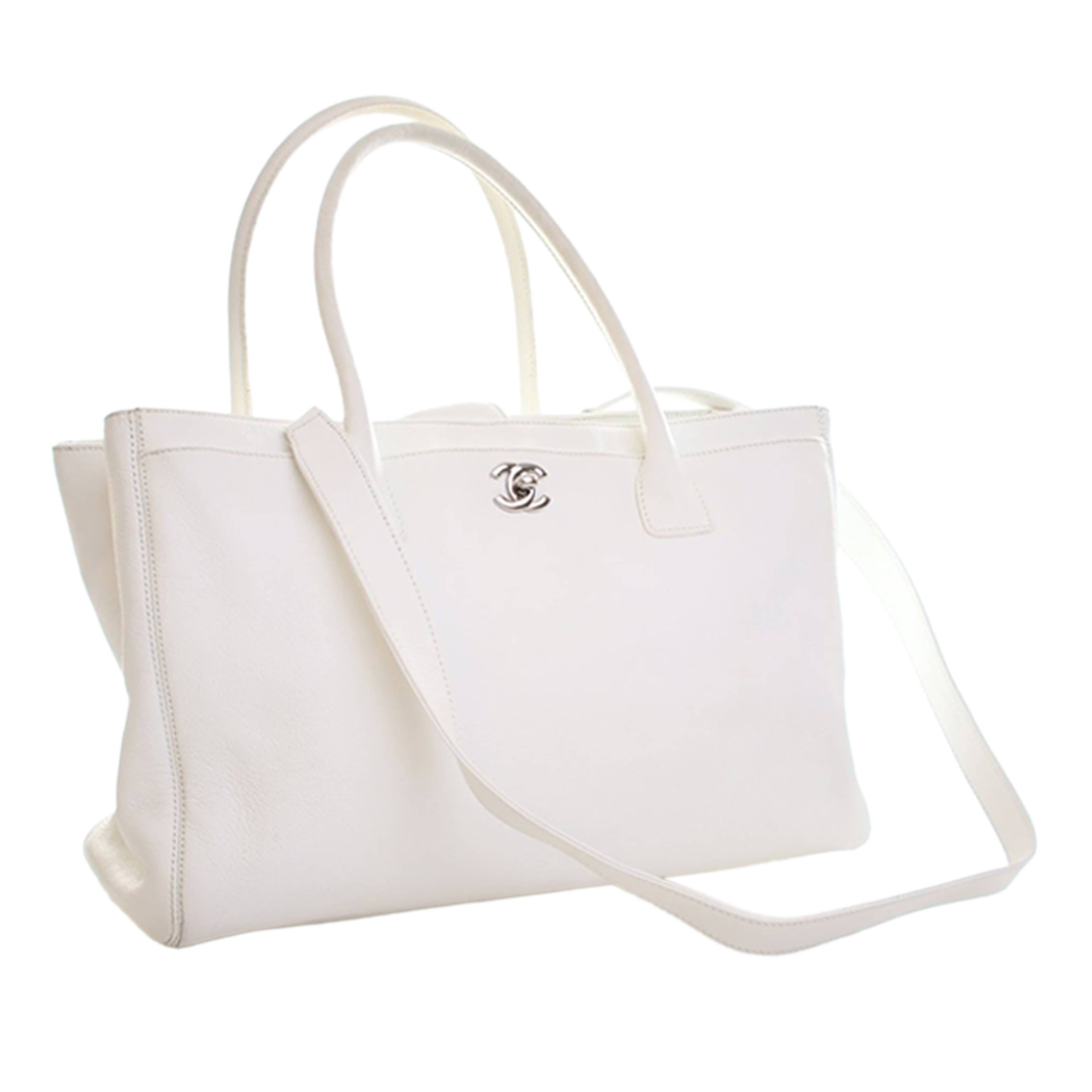 Chanel Medium Calfskin Executive Cerf Tote, från Luxclusif, i färgen ivory. Klicka för att öppna bilden i stort format